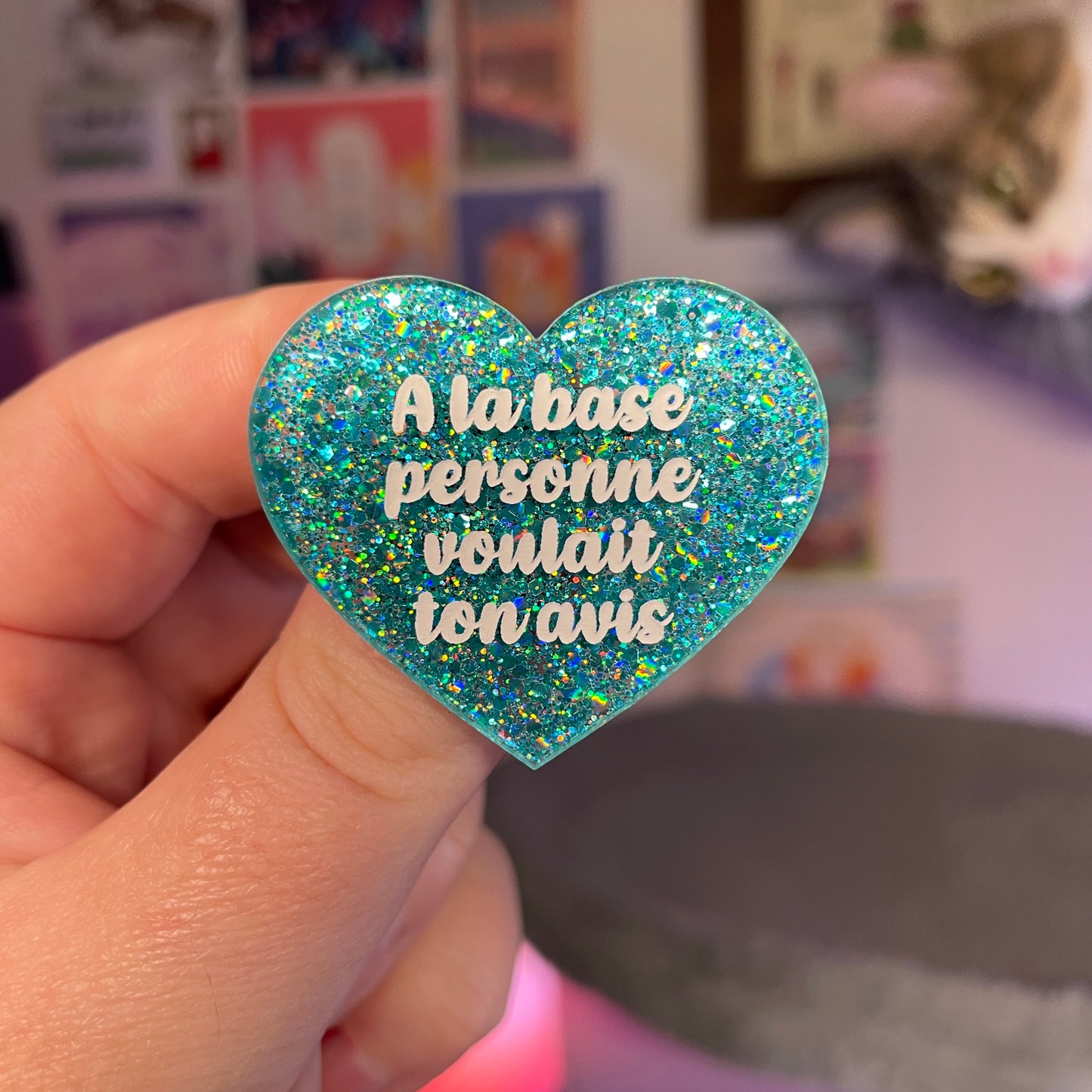 Broche "A la base personne voulait ton avis" en acrylique à paillettes turquoise