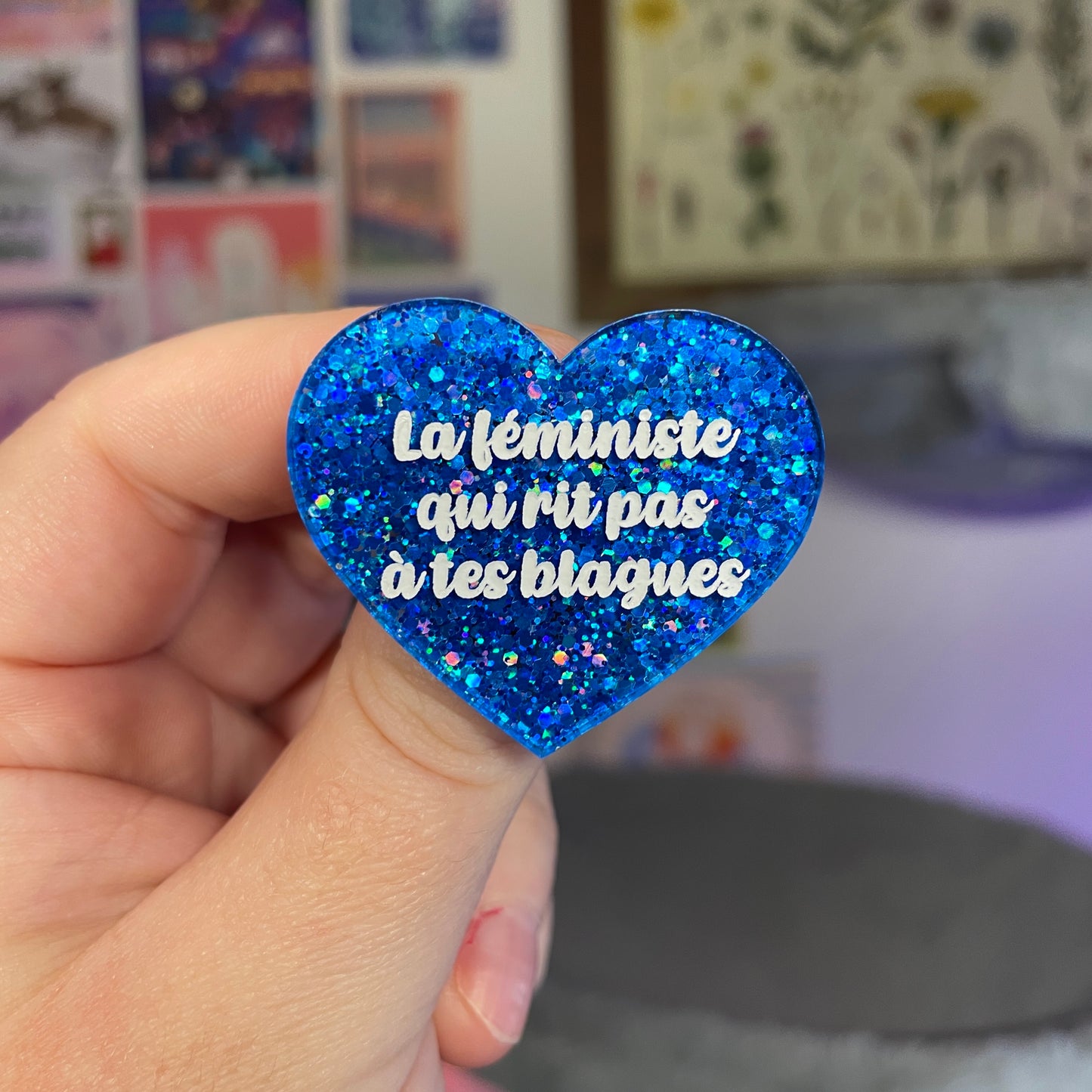 Broche "La féministe qui rit pas à tes blagues" en acrylique à paillettes bleues