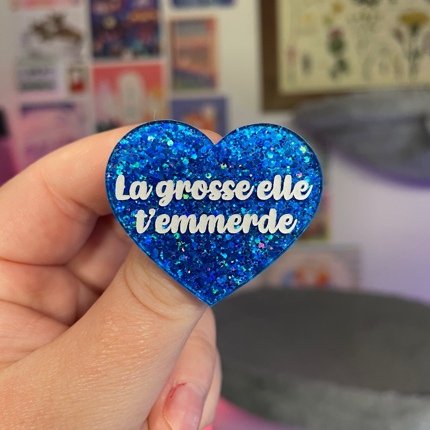 Broche "La grosse elle t'emmerde" en acrylique à paillettes bleues