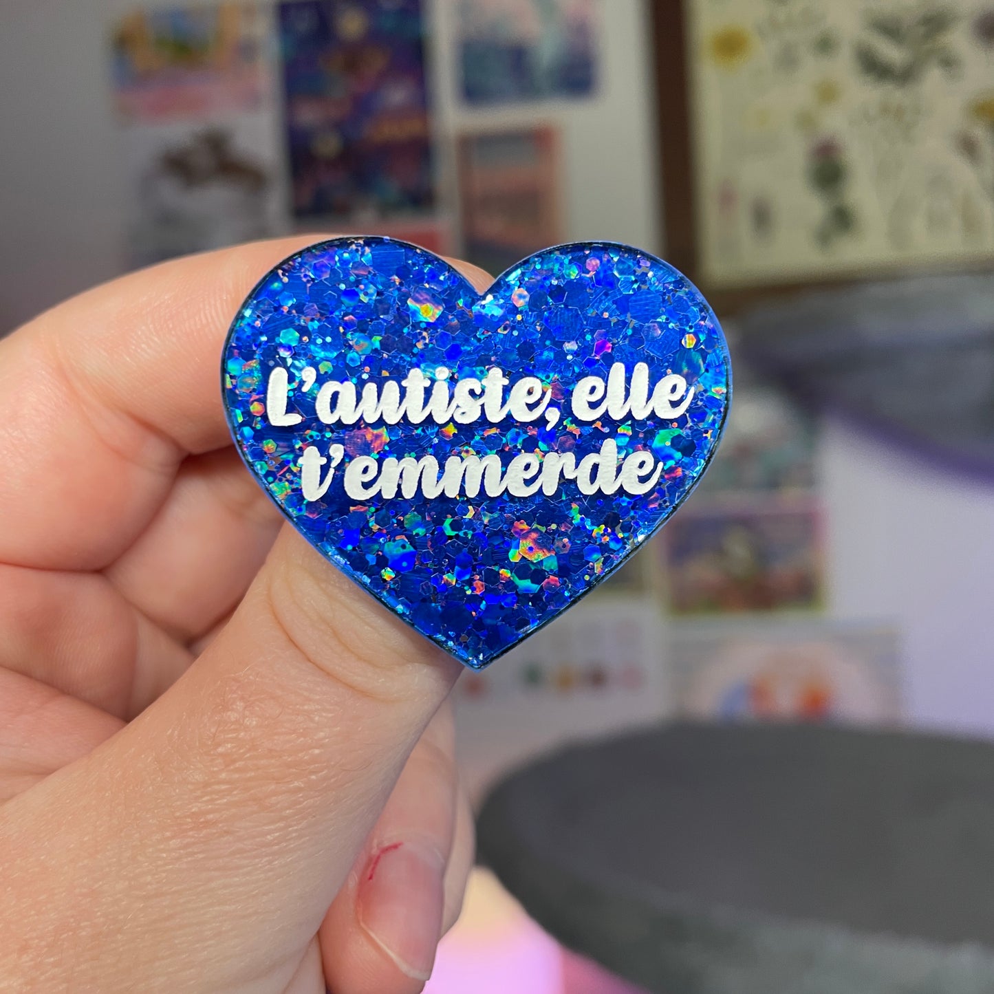Broche "L'autiste, elle t'emmerde" en acrylique à paillettes bleues