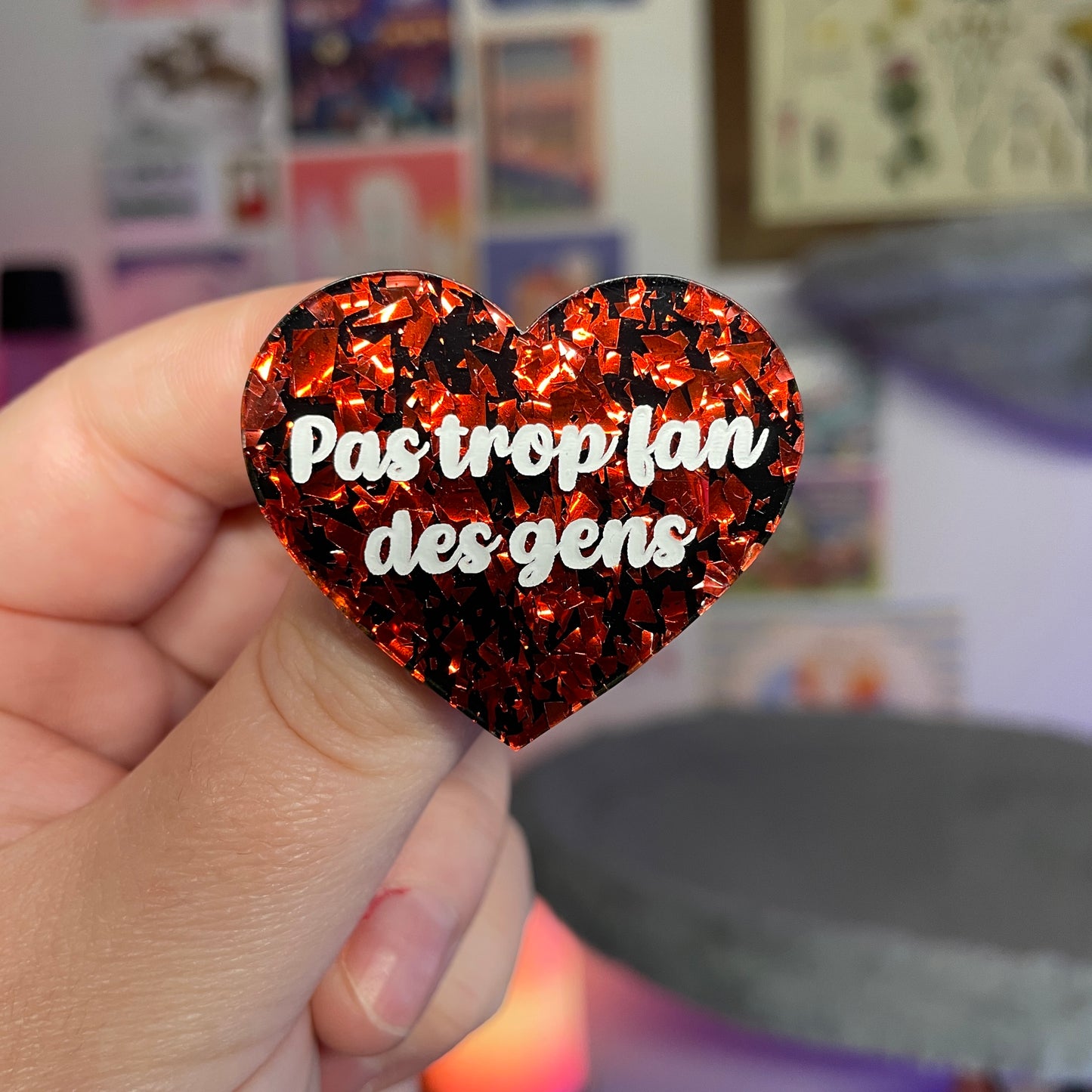 Broche "Pas trop fan des gens" en acrylique noire avec des éclats de confettis rouges