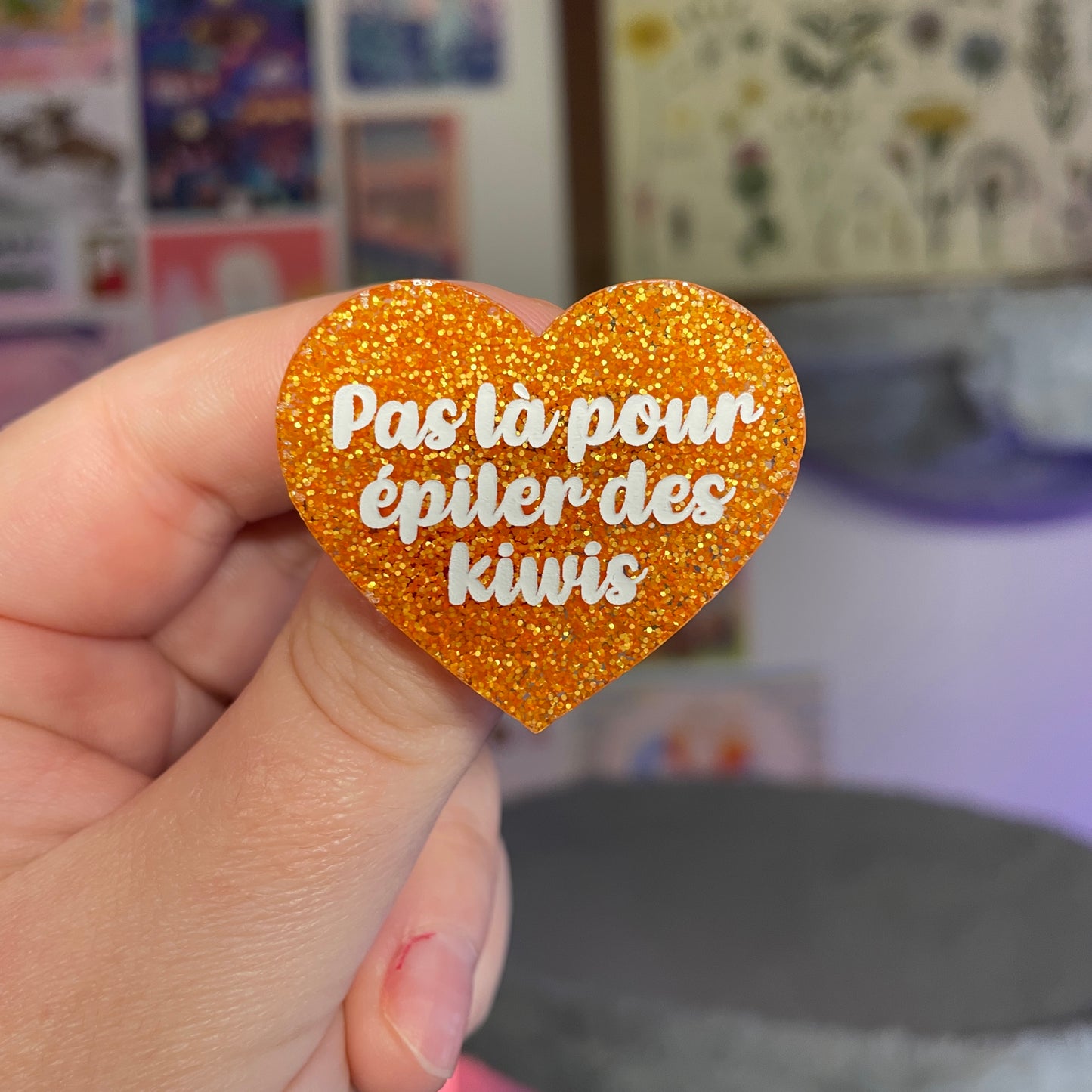 Broche "Pas là pour épiler des kiwis" en acrylique à paillettes oranges