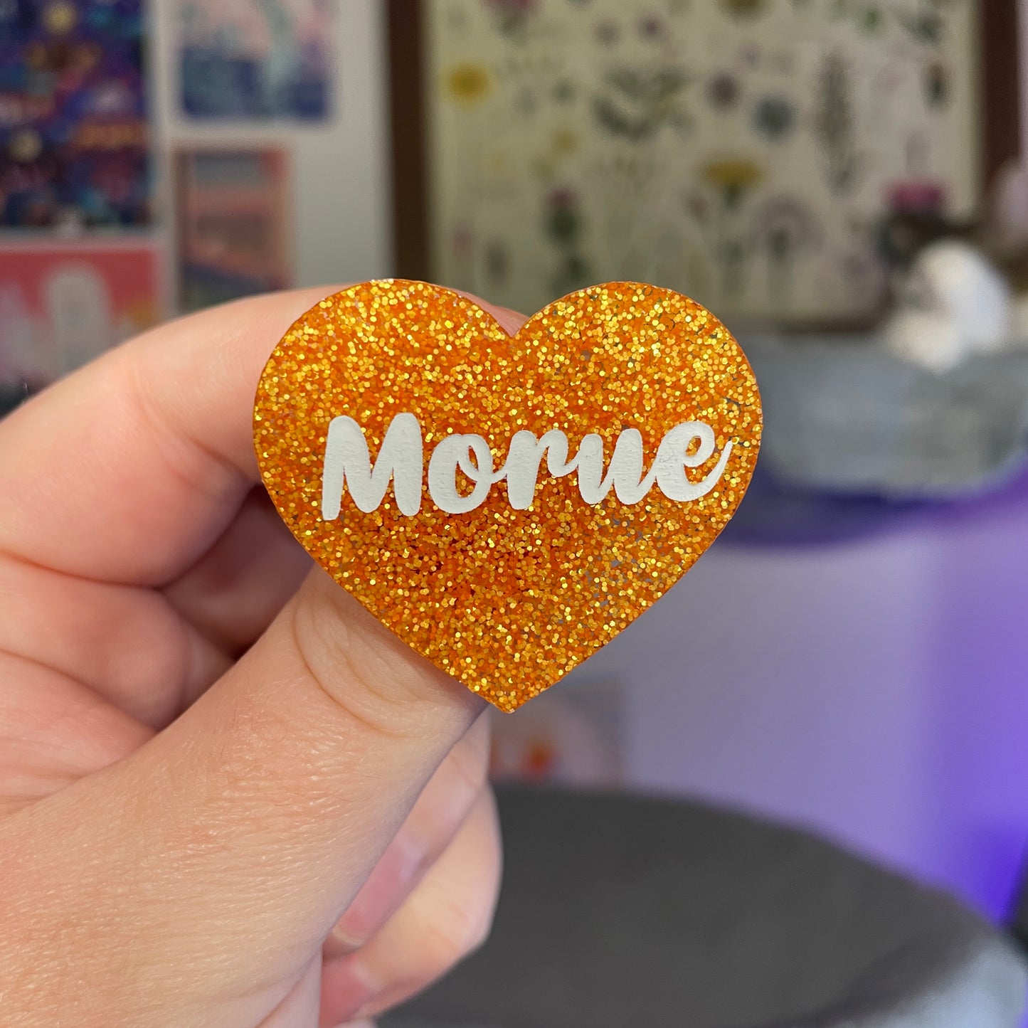 Broche "Morue" en acrylique à paillettes oranges