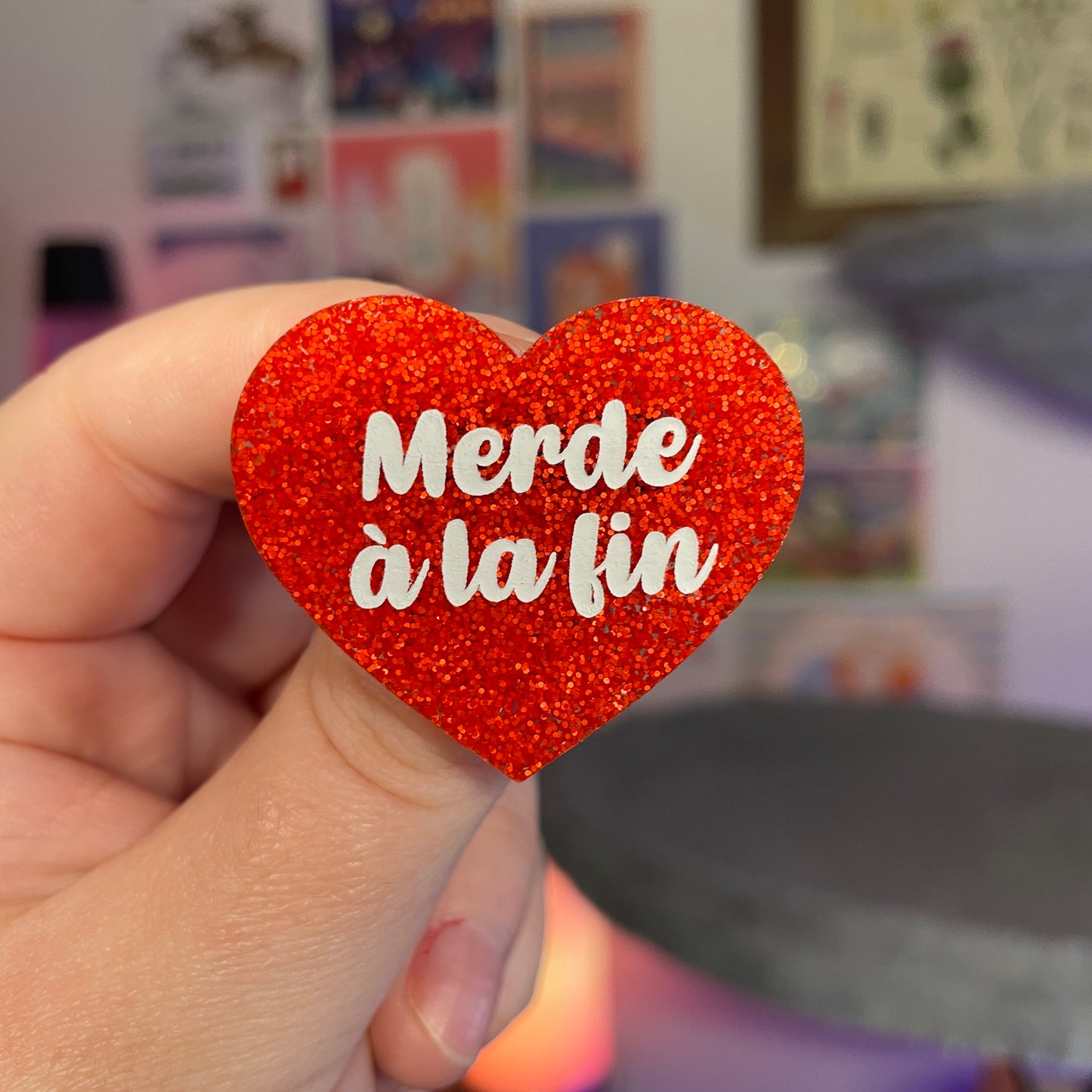 Broche "Merde à la fin" en acrylique à paillettes oranges