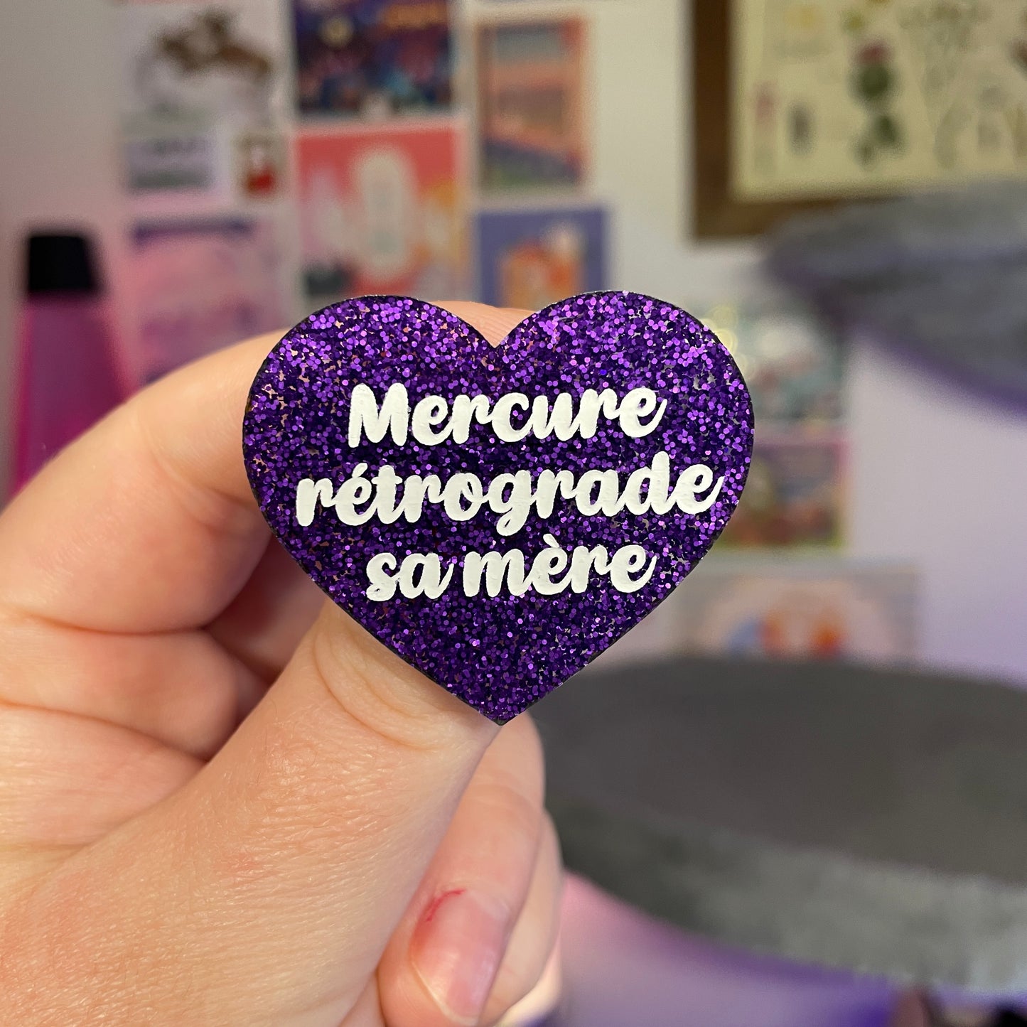 Broche "Mercure rétrograde sa mère" en acrylique à paillettes violettes
