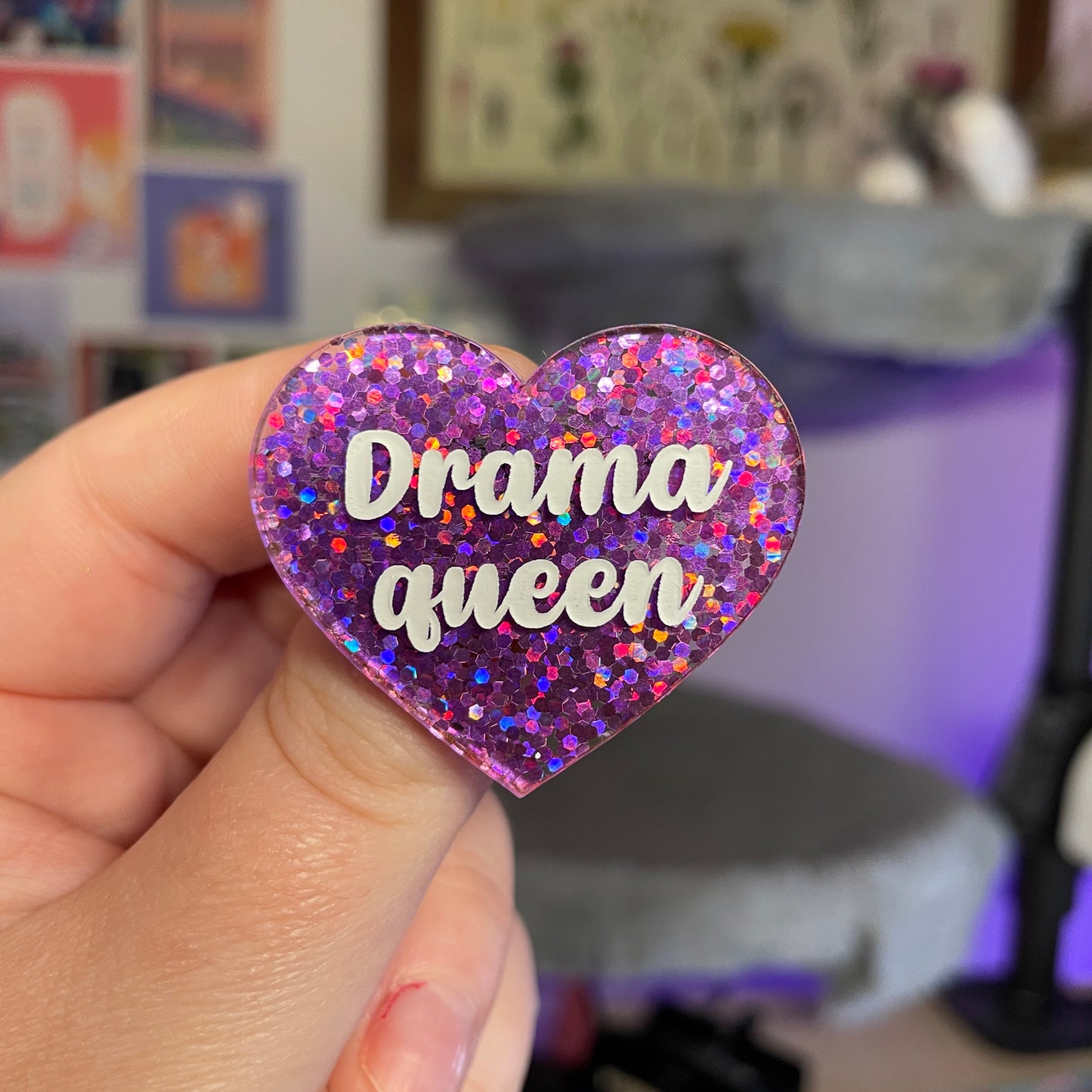 Broche "Drama queen" en acrylique semi transparente avec des paillettes violettes