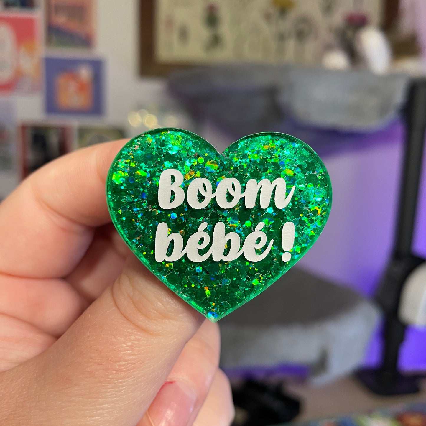 Broche "Boom bébé !" en acrylique à paillettes vertes