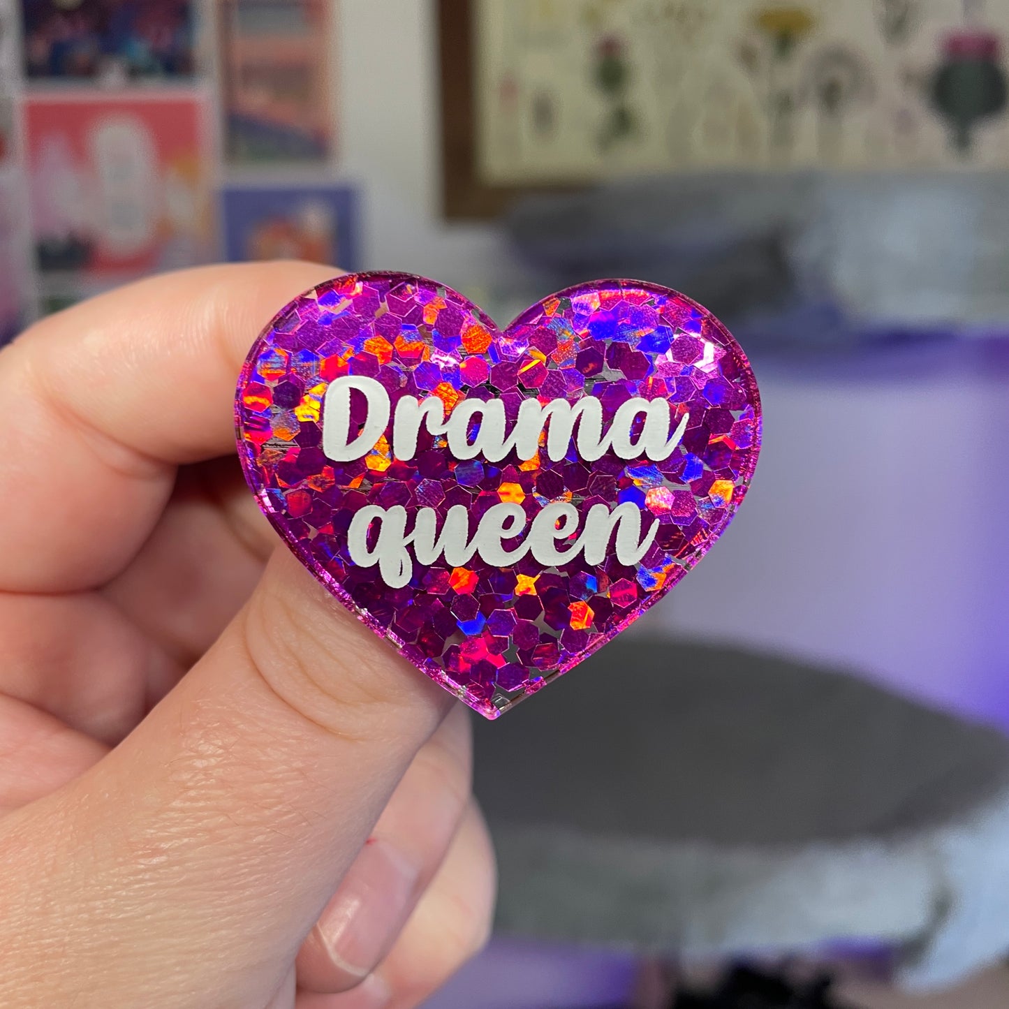 Broche "Drama queen" en acrylique semi transparente avec des confettis fuchsia
