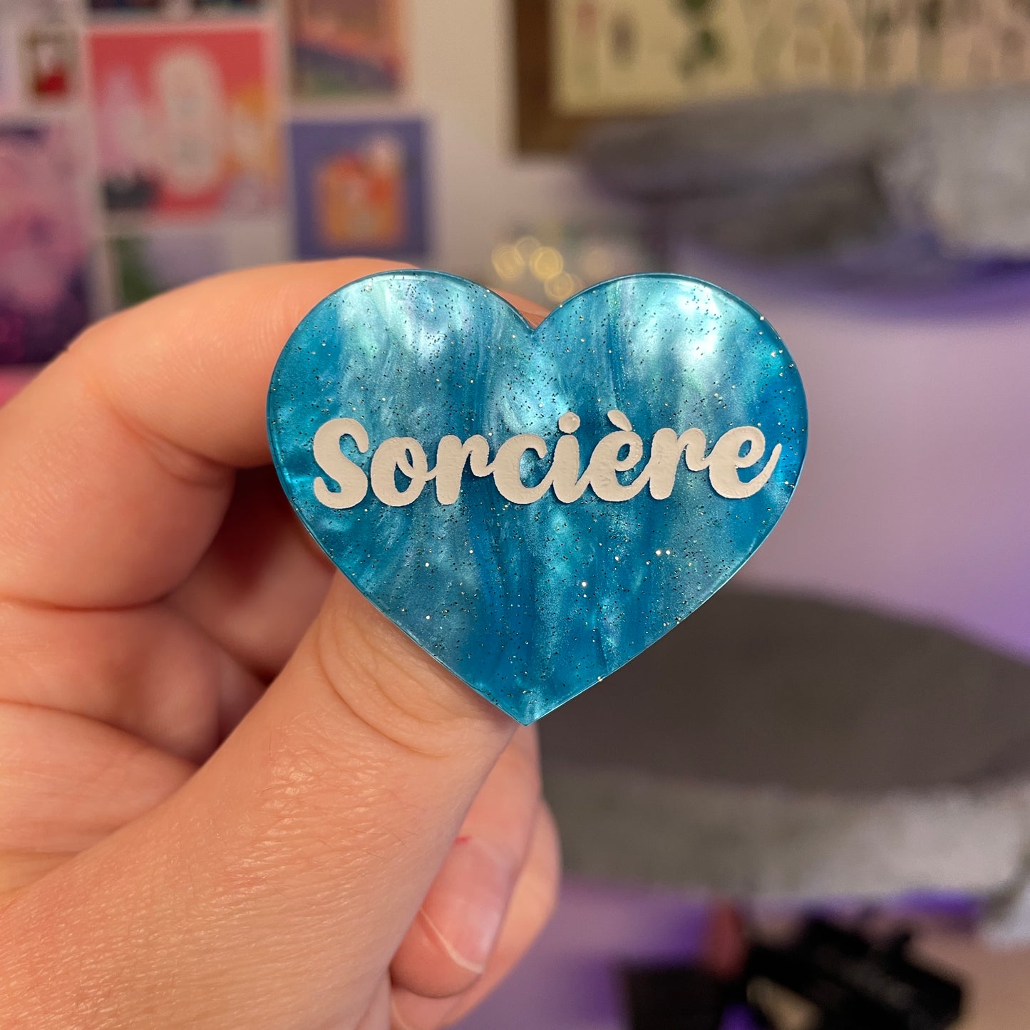 Broche "Sorcière" en acrylique marbrée bleue à paillettes
