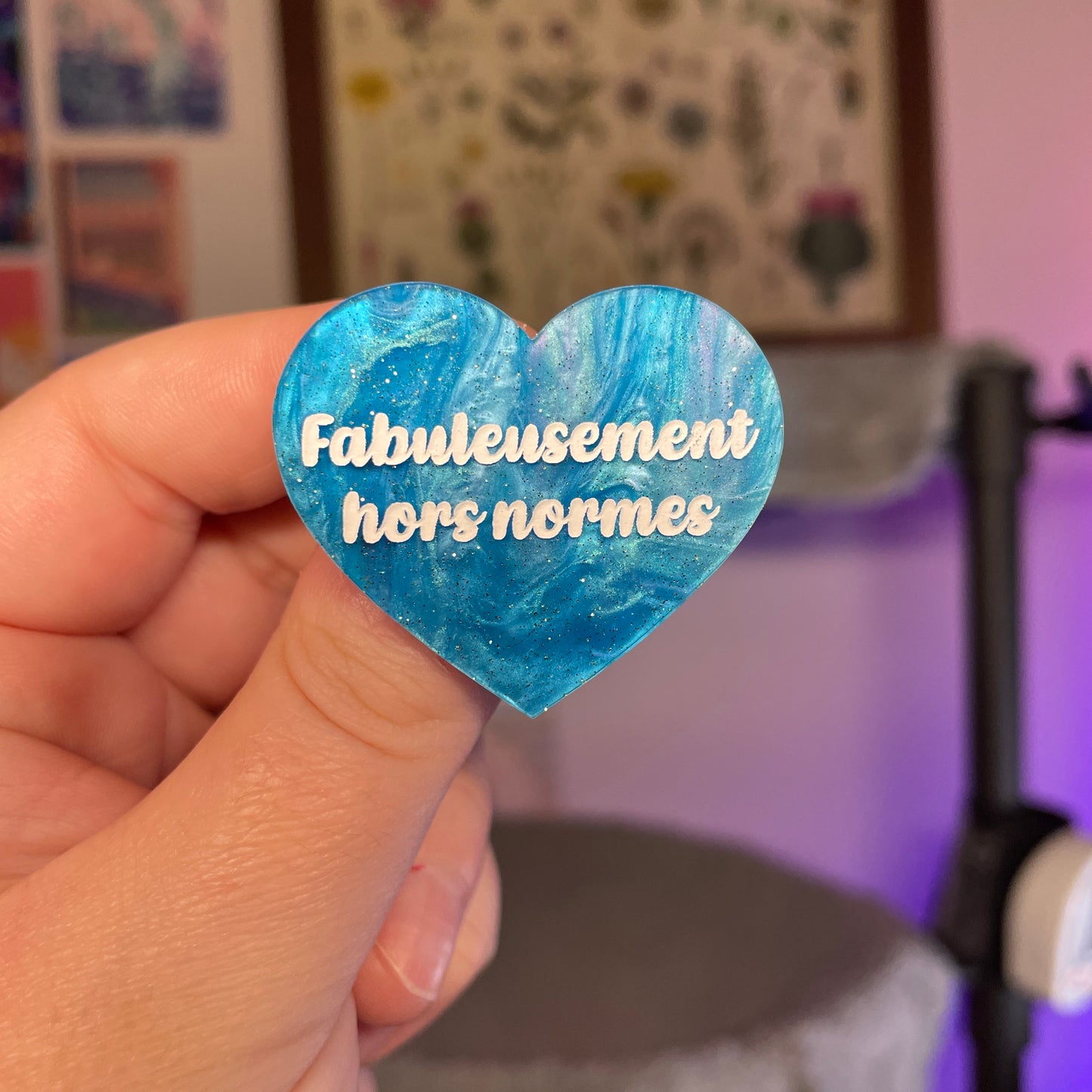 Broche "Fabuleusement hors normes" en acrylique marbrée bleue à paillettes