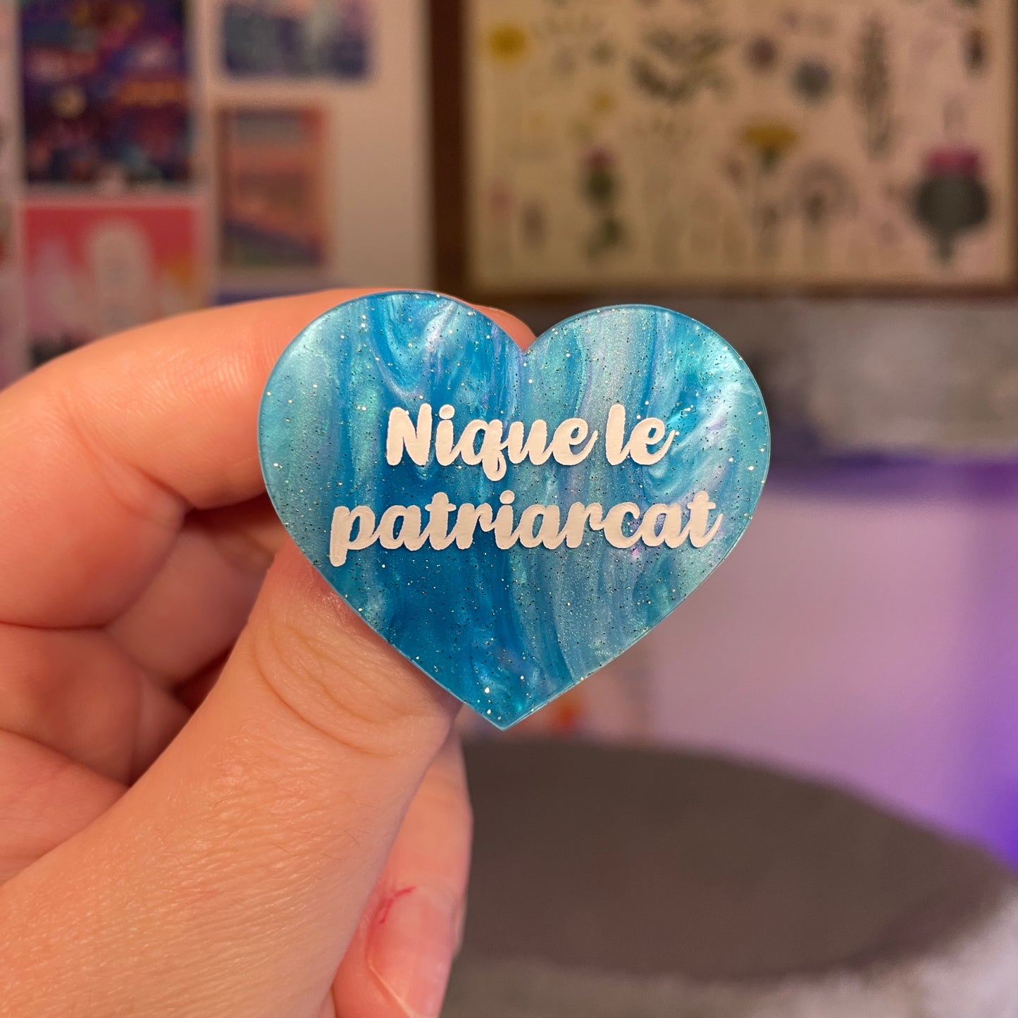 Broche "Nique le patriarcat" en acrylique marbrée bleue à paillettes