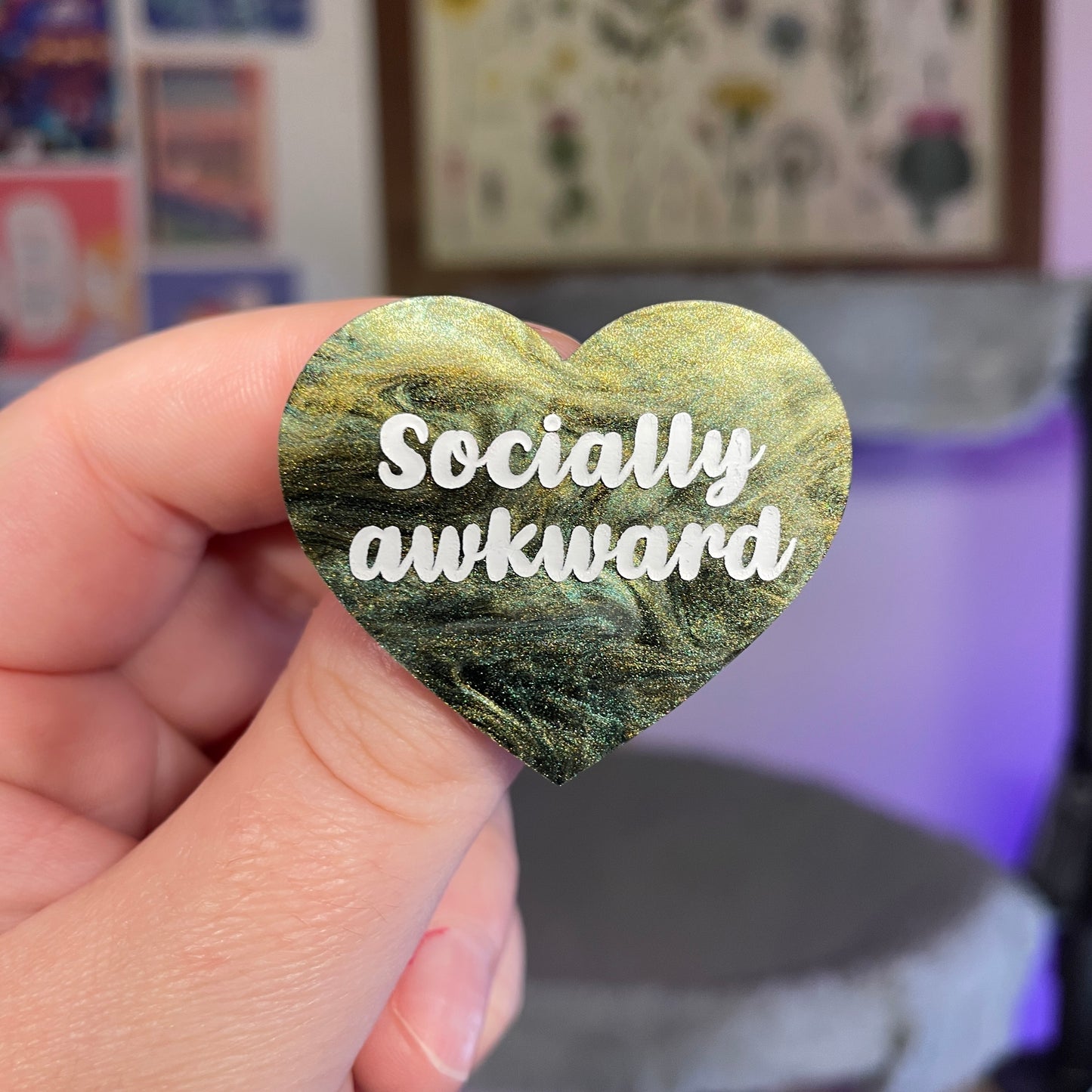 Broche "Socially awkward" en acrylique marbrée verte, noire et dorée