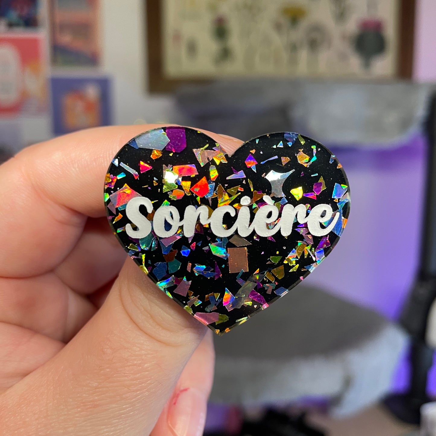 Broche "Sorcière" en acrylique noire avec des éclats de confettis multicolores