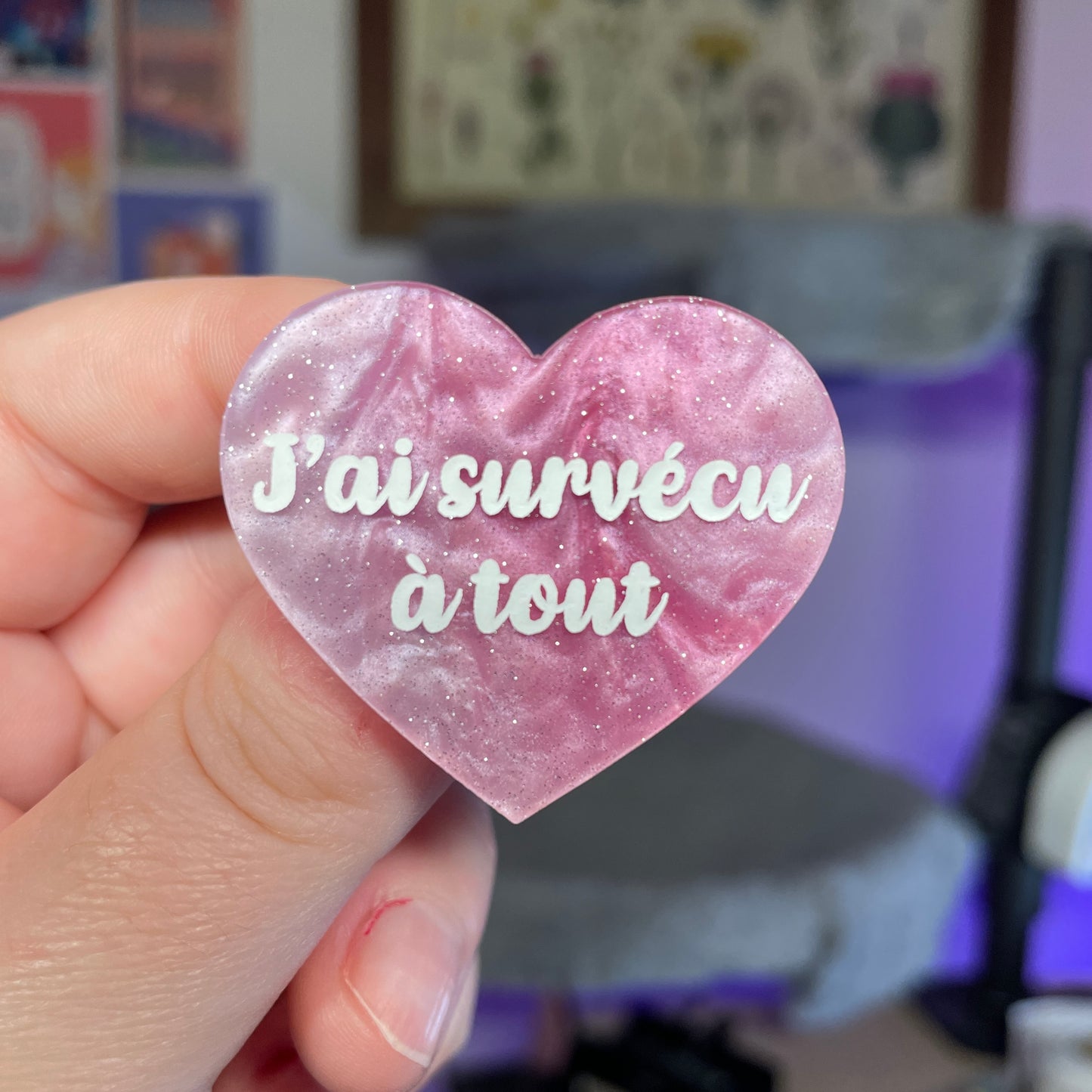 Broche "J'ai survécu à tout" en acrylique marbrée rose et blanche