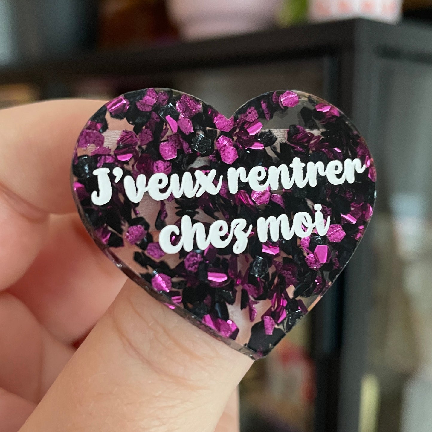 Broche "J'veux rentrer chez moi" en acrylique semi transparente avec des confettis fuchsia et noirs