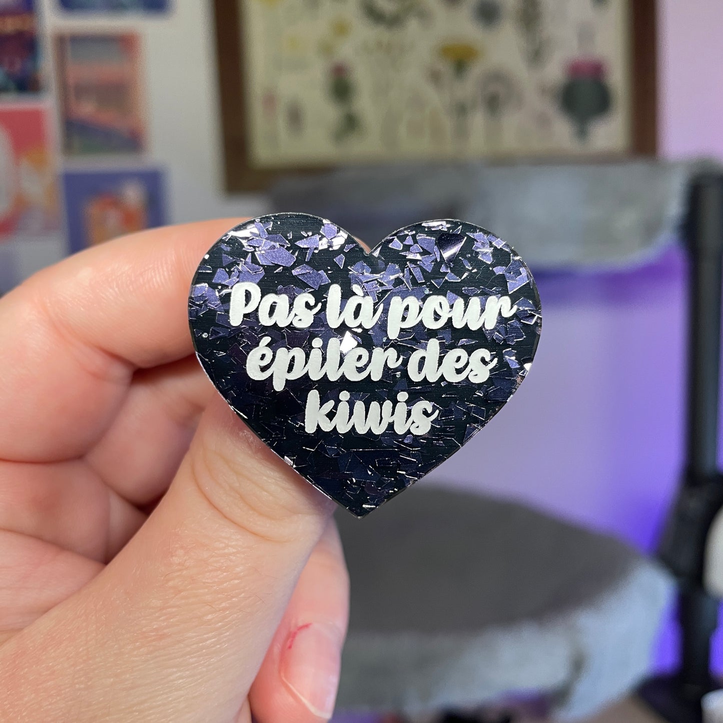 Broche "Pas là pour épiler des kiwis" en acrylique noire avec des éclats de confettis gris