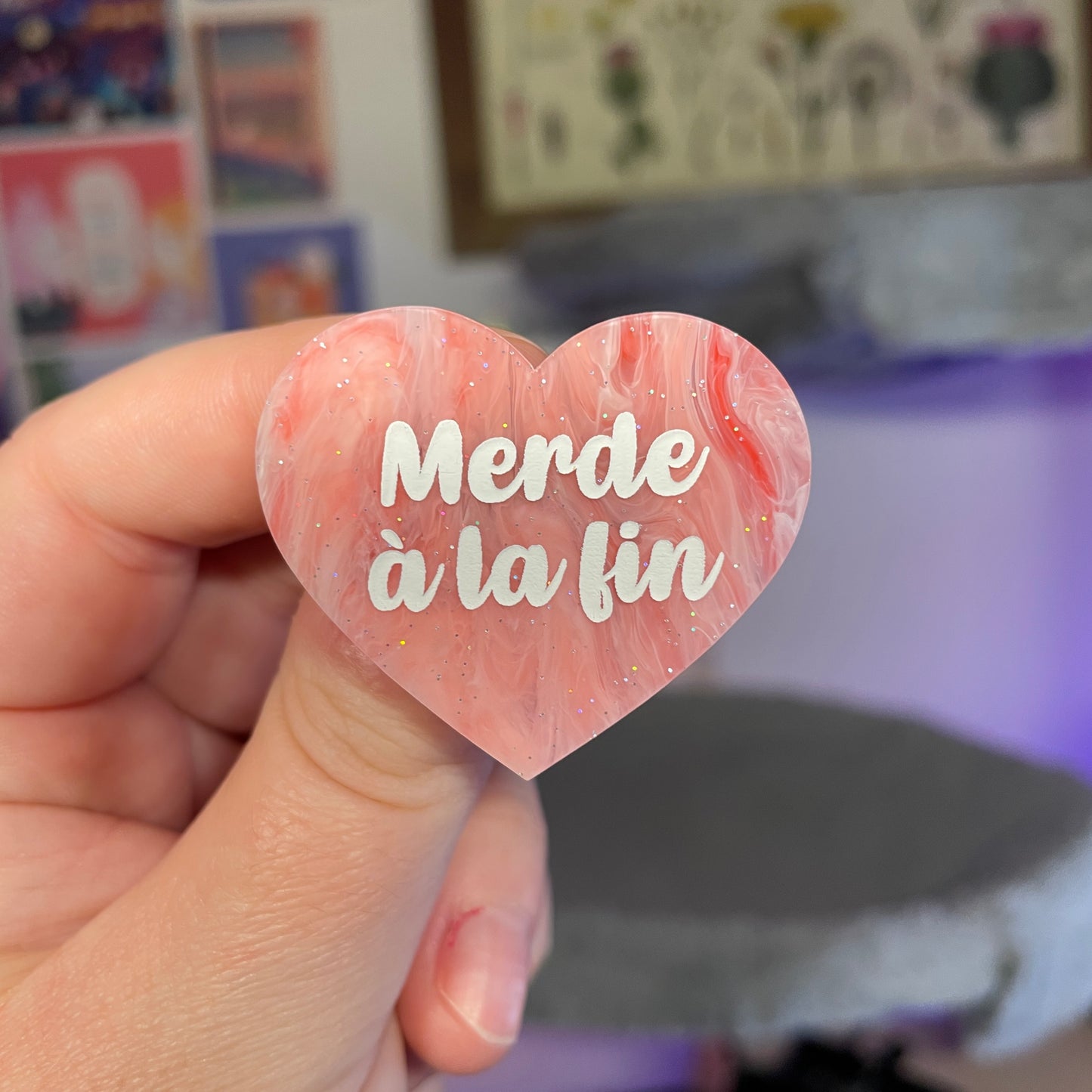 Broche "Merde à la fin" en acrylique marbrée rouge et rose