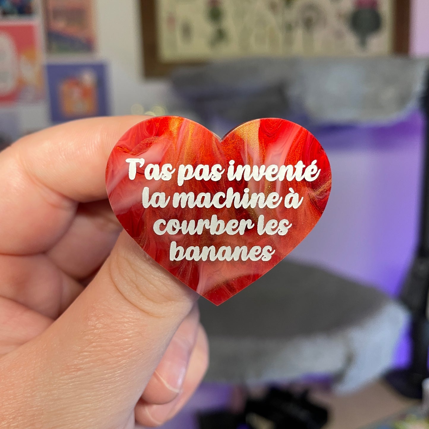 Broche "T'as pas inventé la machine à courber les bananes" en acrylique marbrée rouge, blanche et dorée