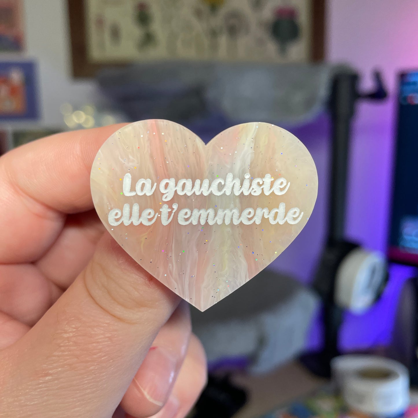 Broche "La gauchiste elle t'emmerde" en acrylique marbrée corail, jaune et blanche