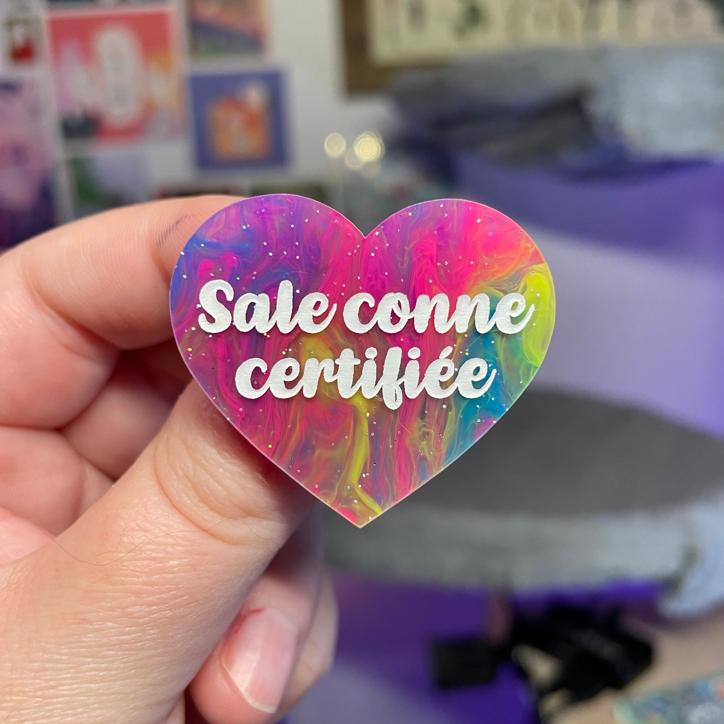 Broche "Sale conne certifiée" en acrylique semi transparente marbrée multicolore