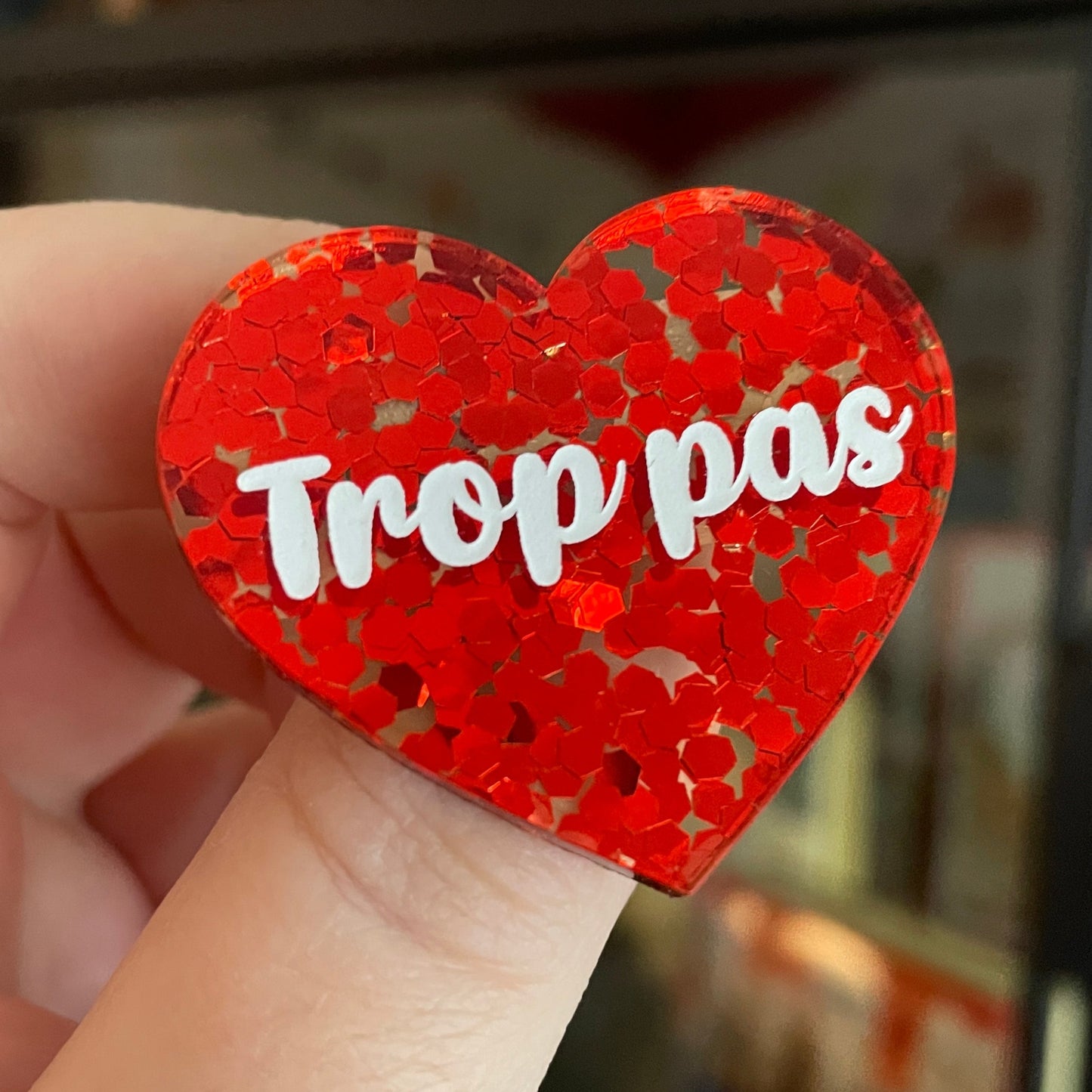 Broche "Trop pas" en acrylique semi-transparente avec des confettis rouge