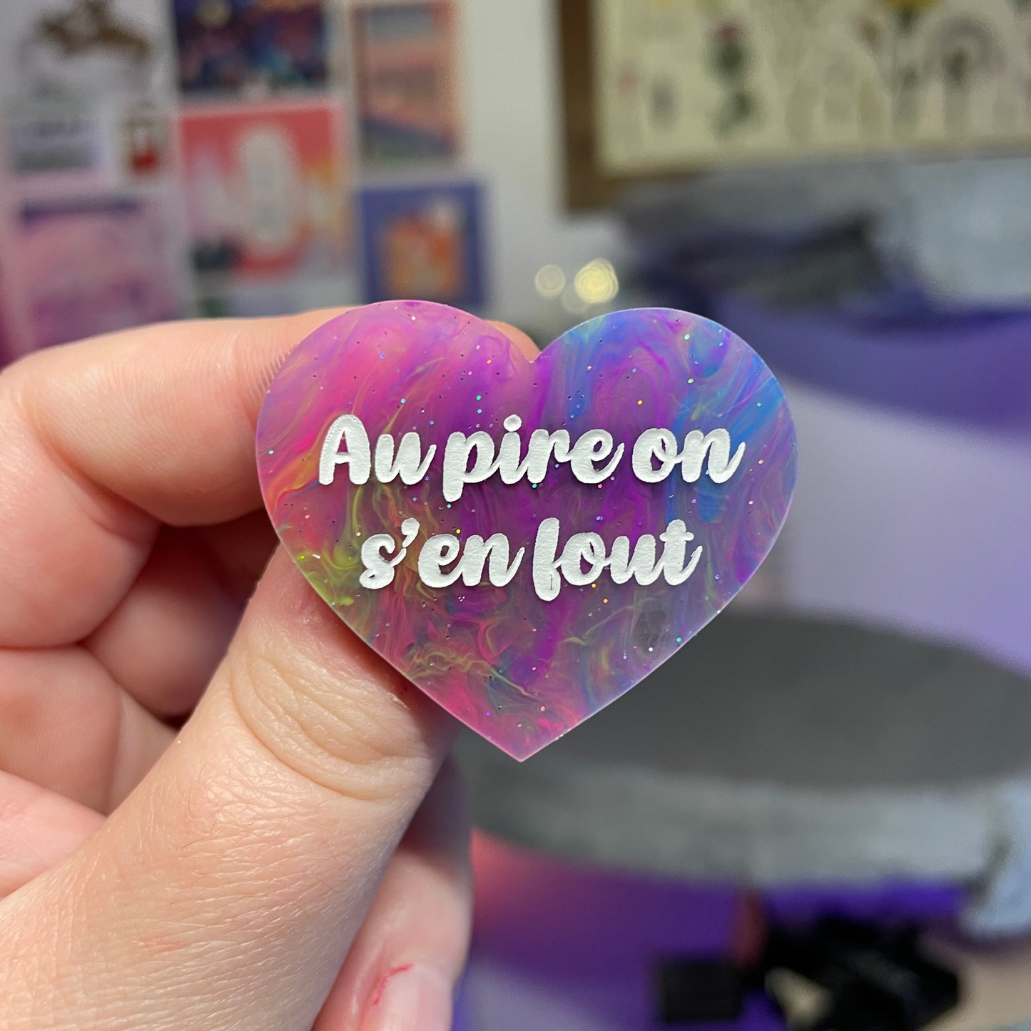 Broche "Au pire on s'en fout" en acrylique marbrée multicolore