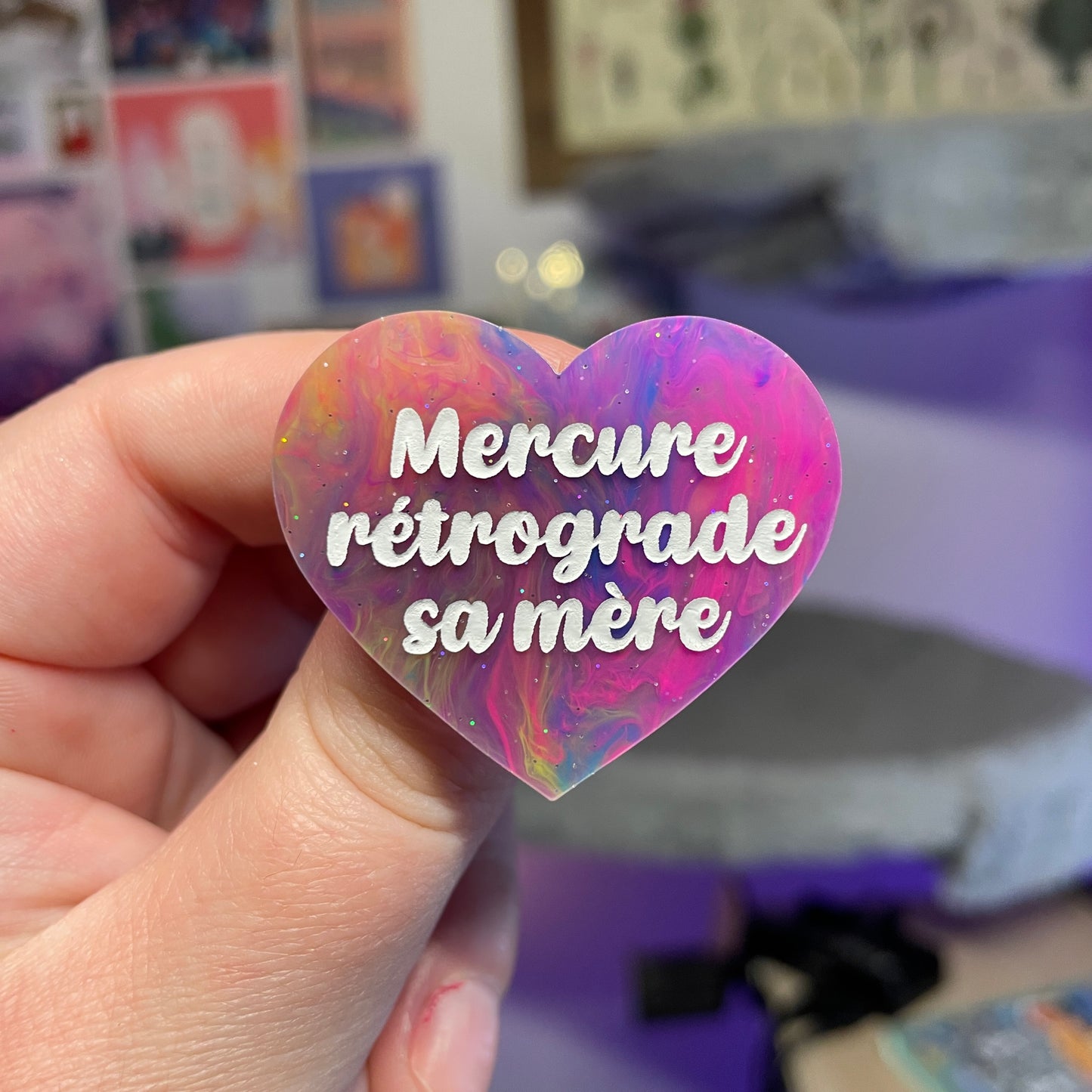 Broche "Mercure rétrograde sa mère" en acrylique marbrée multicolore