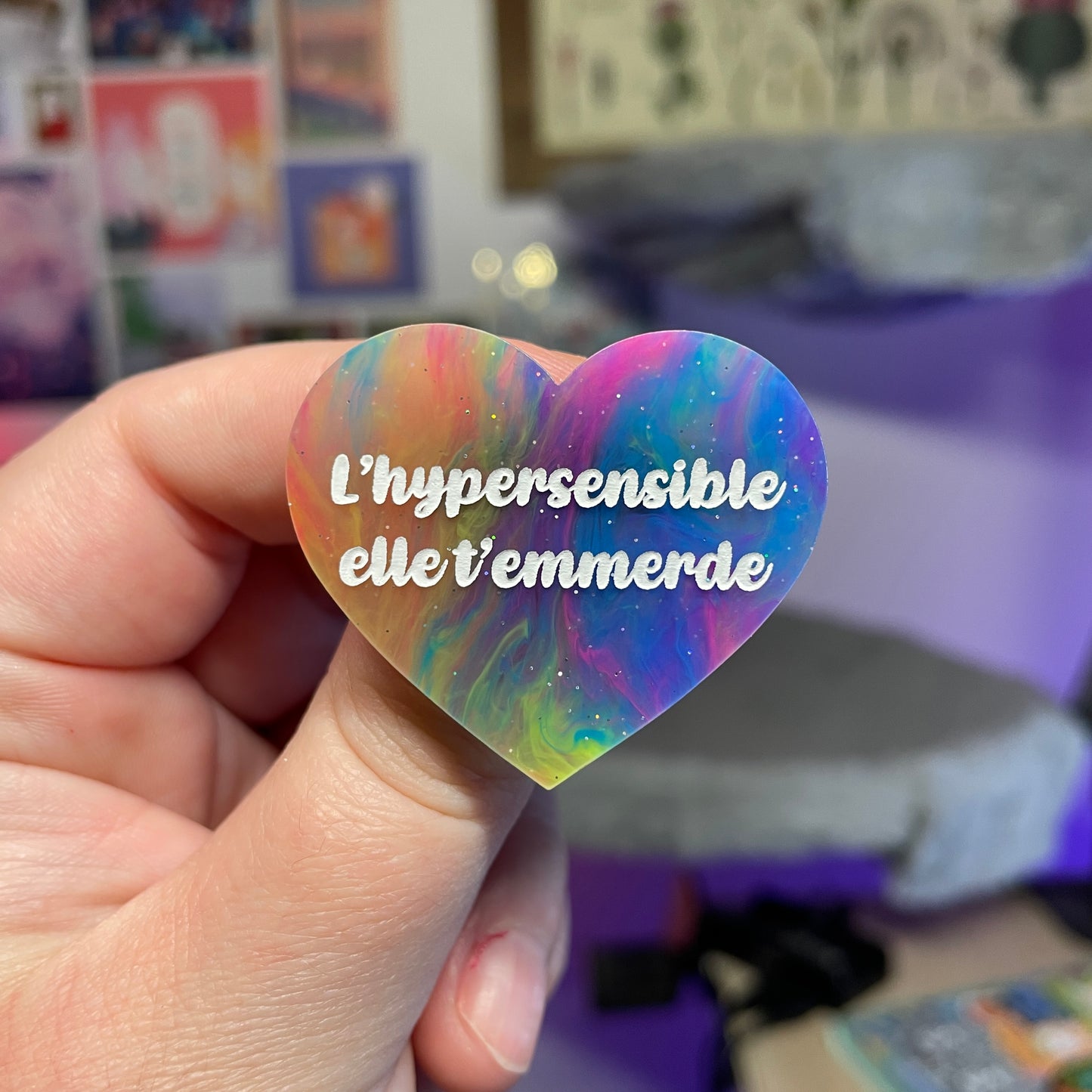 Broche "L'hypersensible elle t'emmerde" en acrylique marbrée multicolore