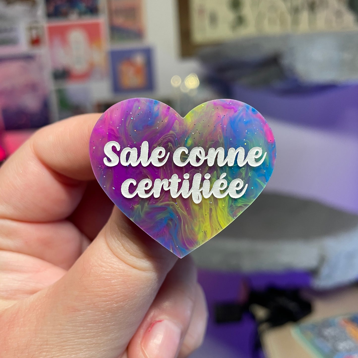 Broche "Sale conne certifiée" en acrylique marbrée multicolore