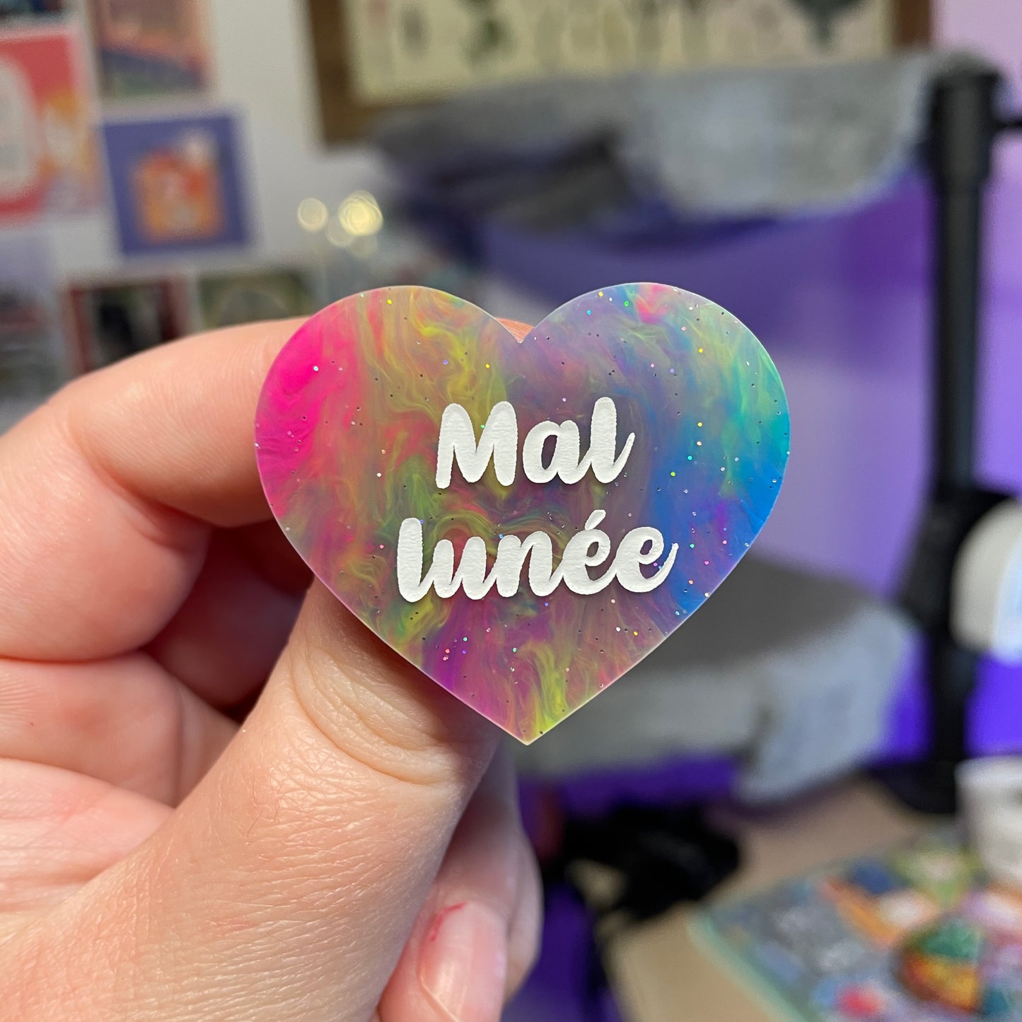 Broche "Mal lunée" en acrylique marbrée multicolore