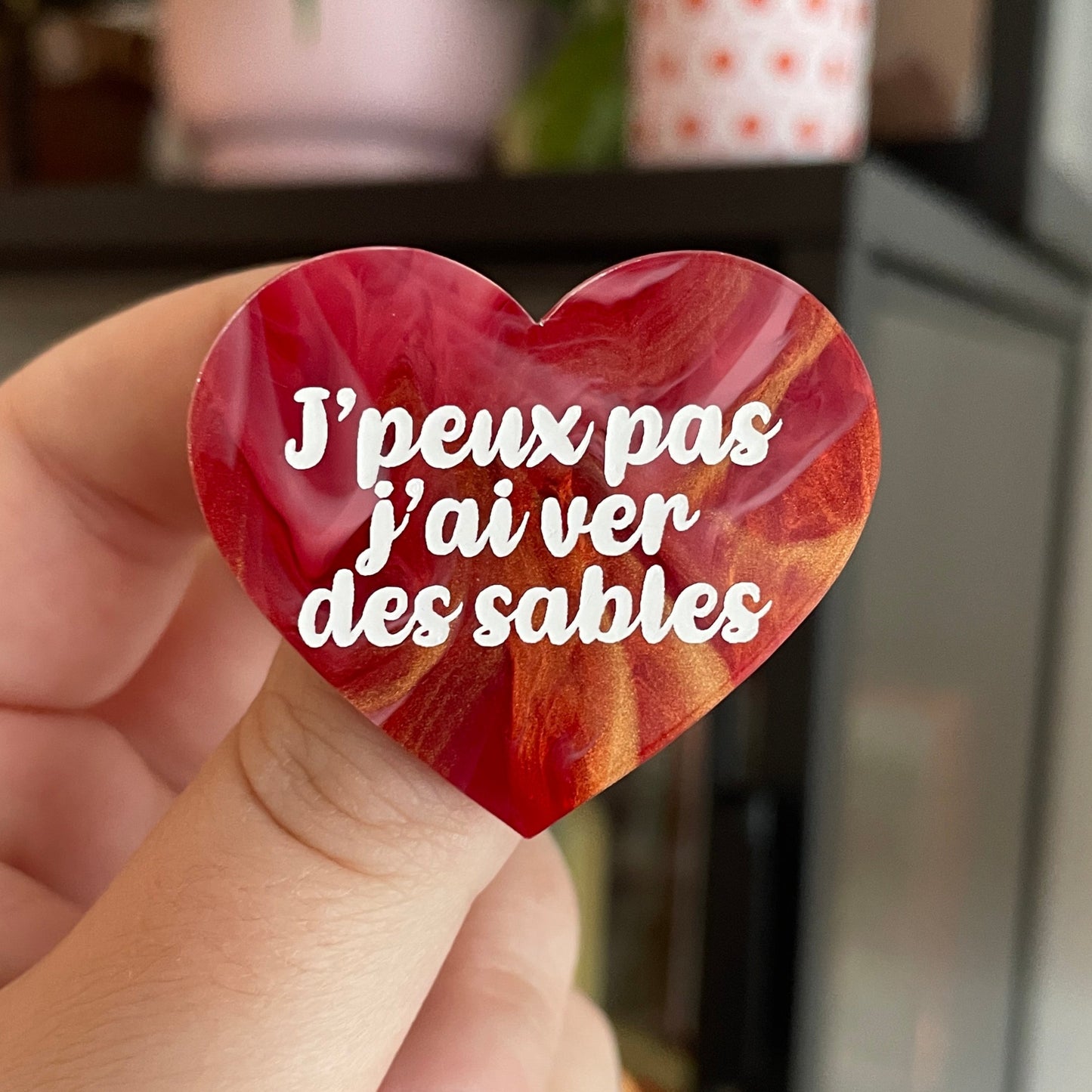 Broche "J'peux pas j'ai ver des sables" en acrylique marbrée rouge, dorée et blanche