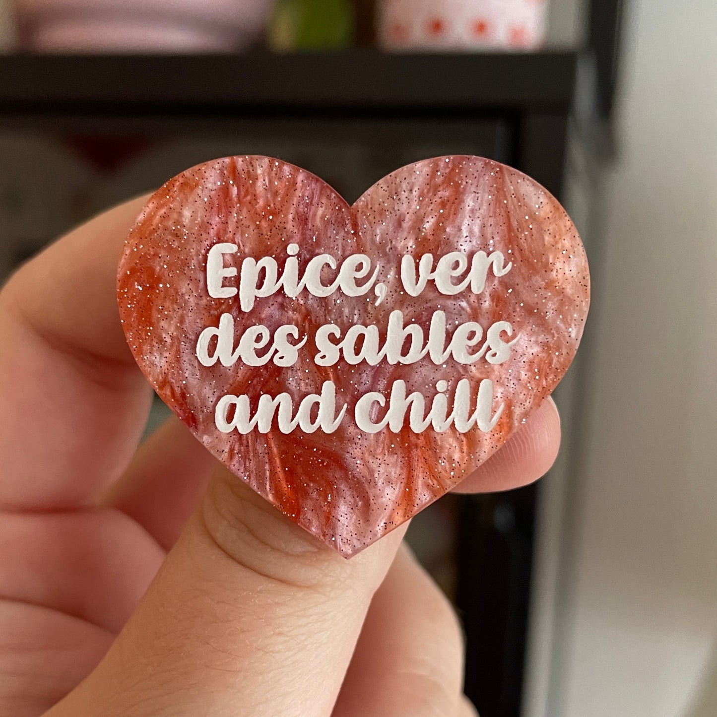 Broche "Epice, ver des sables and chill" en acrylique marbrée blanche et orange à paillettes