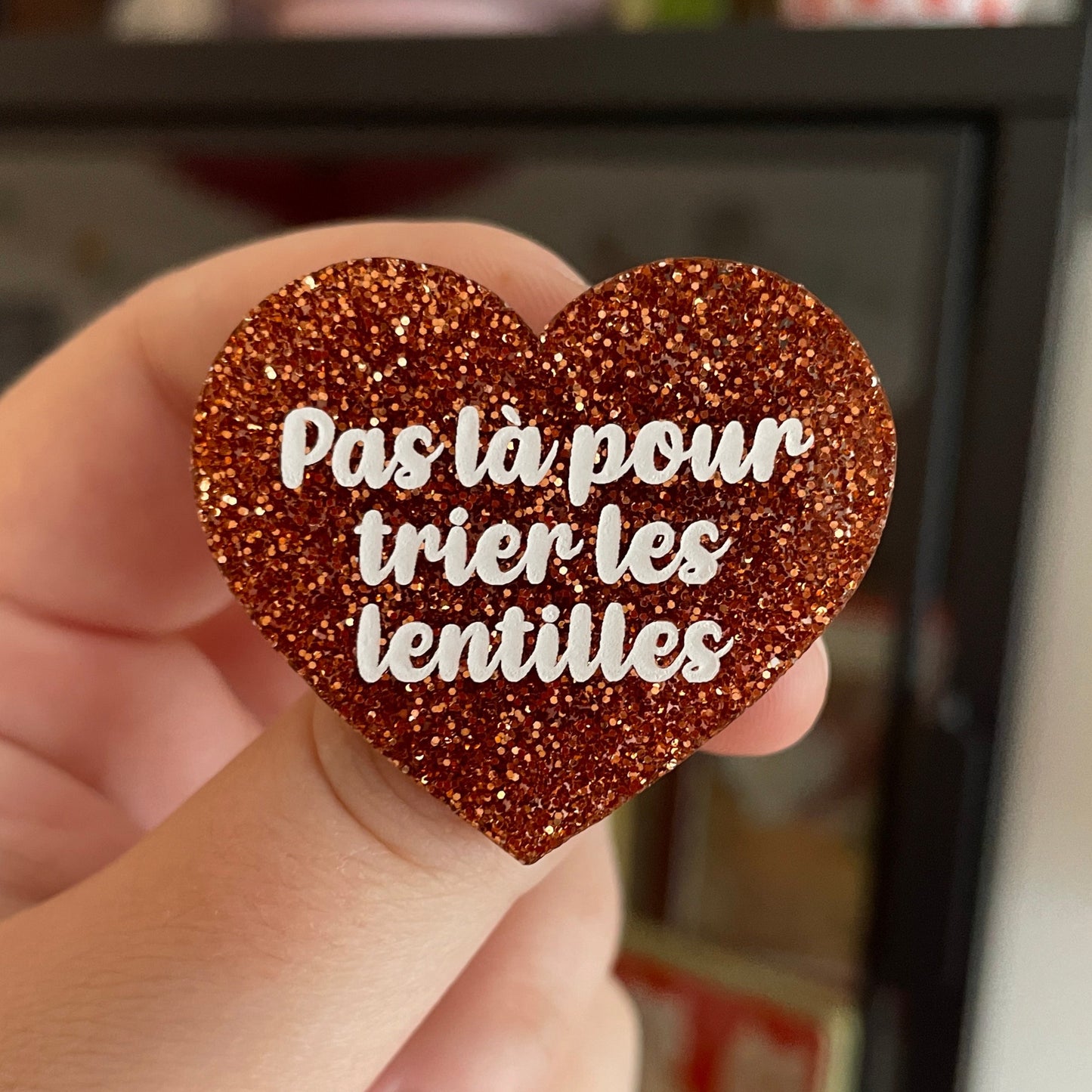Broche "Pas là pour trier les lentilles" en acrylique à paillettes oranges/rouille