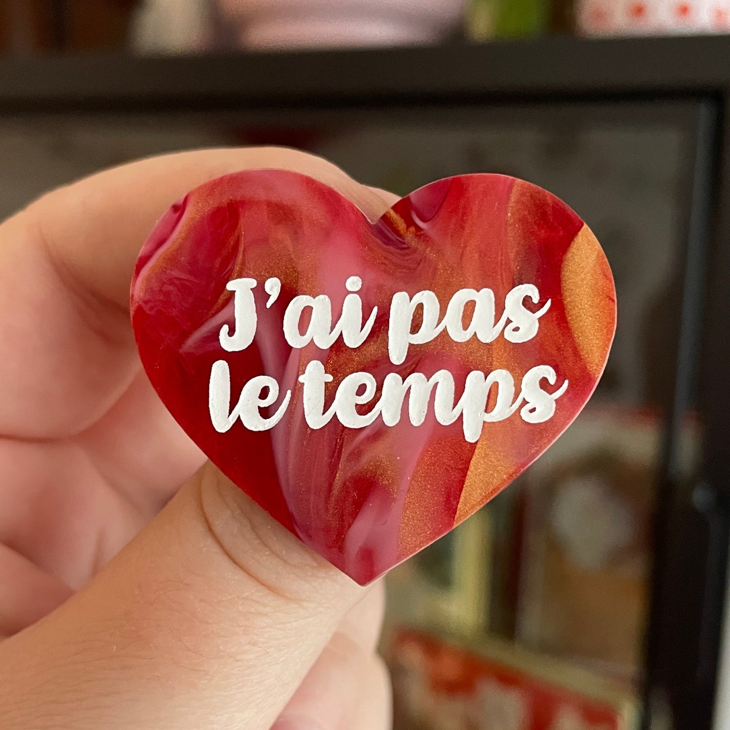 Broche "J'ai pas le temps" en acrylique marbrée rouge, dorée et blanche