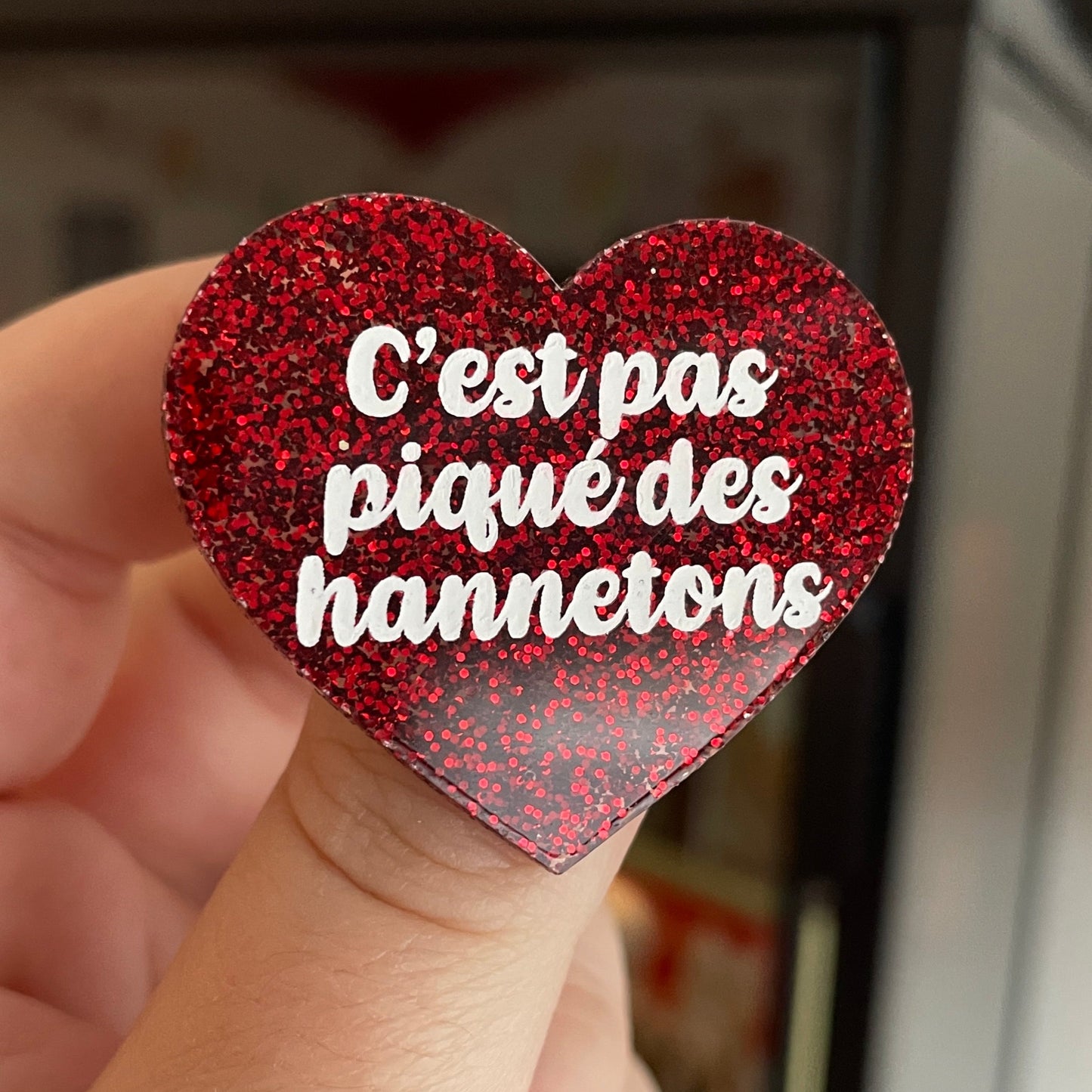 Broche "C'est pas piqué des hannetons" en acrylique à paillettes rouges