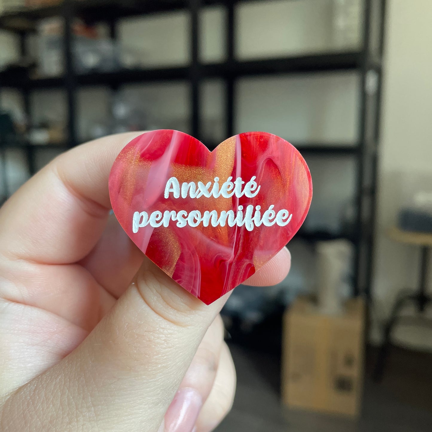 Broche "Anxiété personnifiée" en acrylique marbrée rouge, blanche et dorée