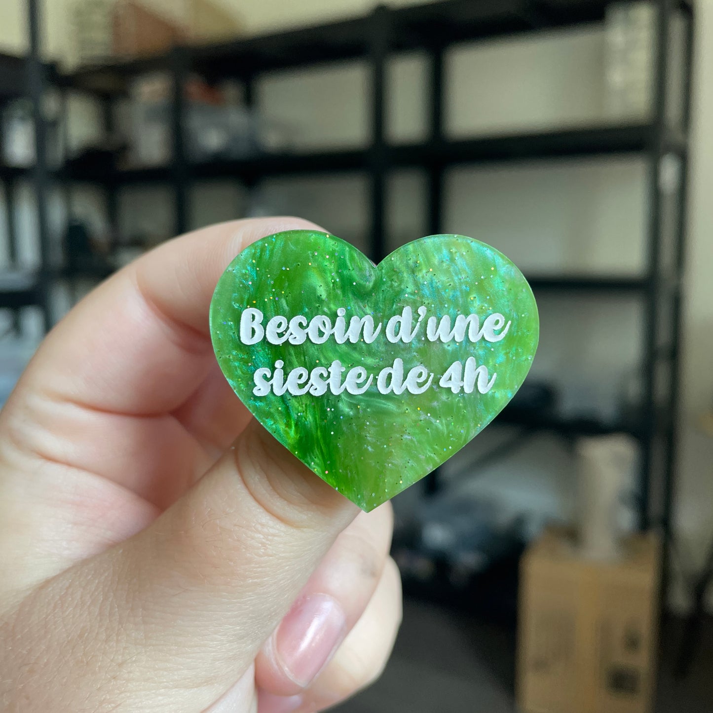 Broche "Besoin d'une sieste de 4h" en acrylique marbrée verte à paillettes