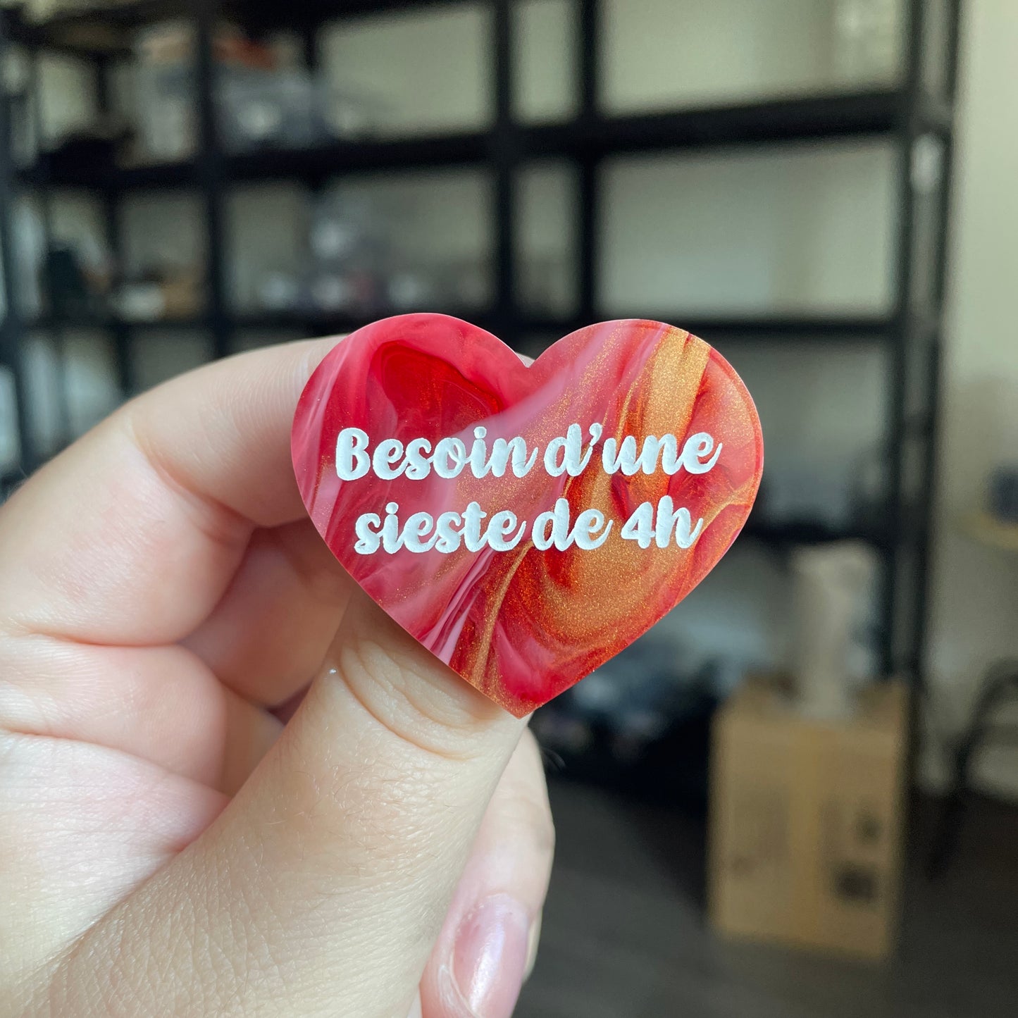 Broche "Besoin d'une sieste de 4h" en acrylique marbrée rouge, blanche et dorée
