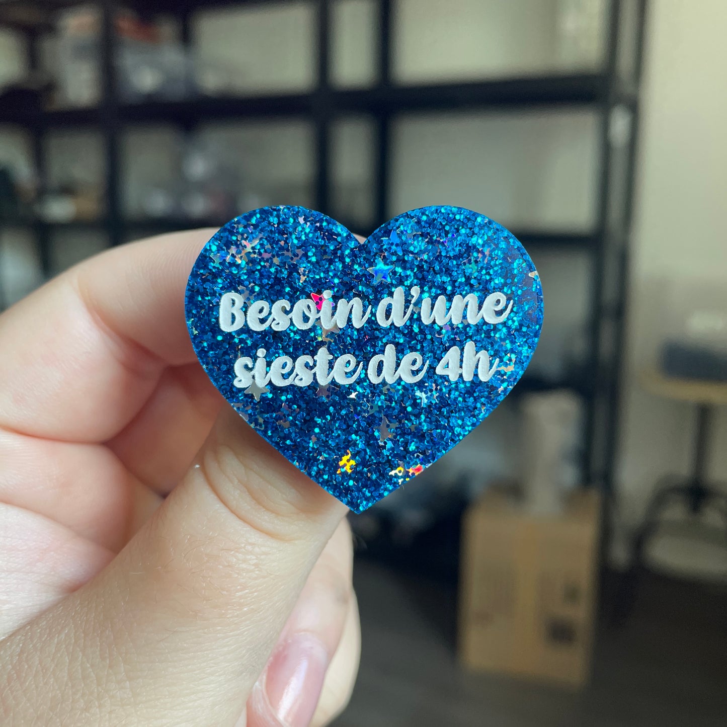 Broche "Besoin d'une sieste de 4h" en acrylique à paillettes bleues avec des confettis étoiles
