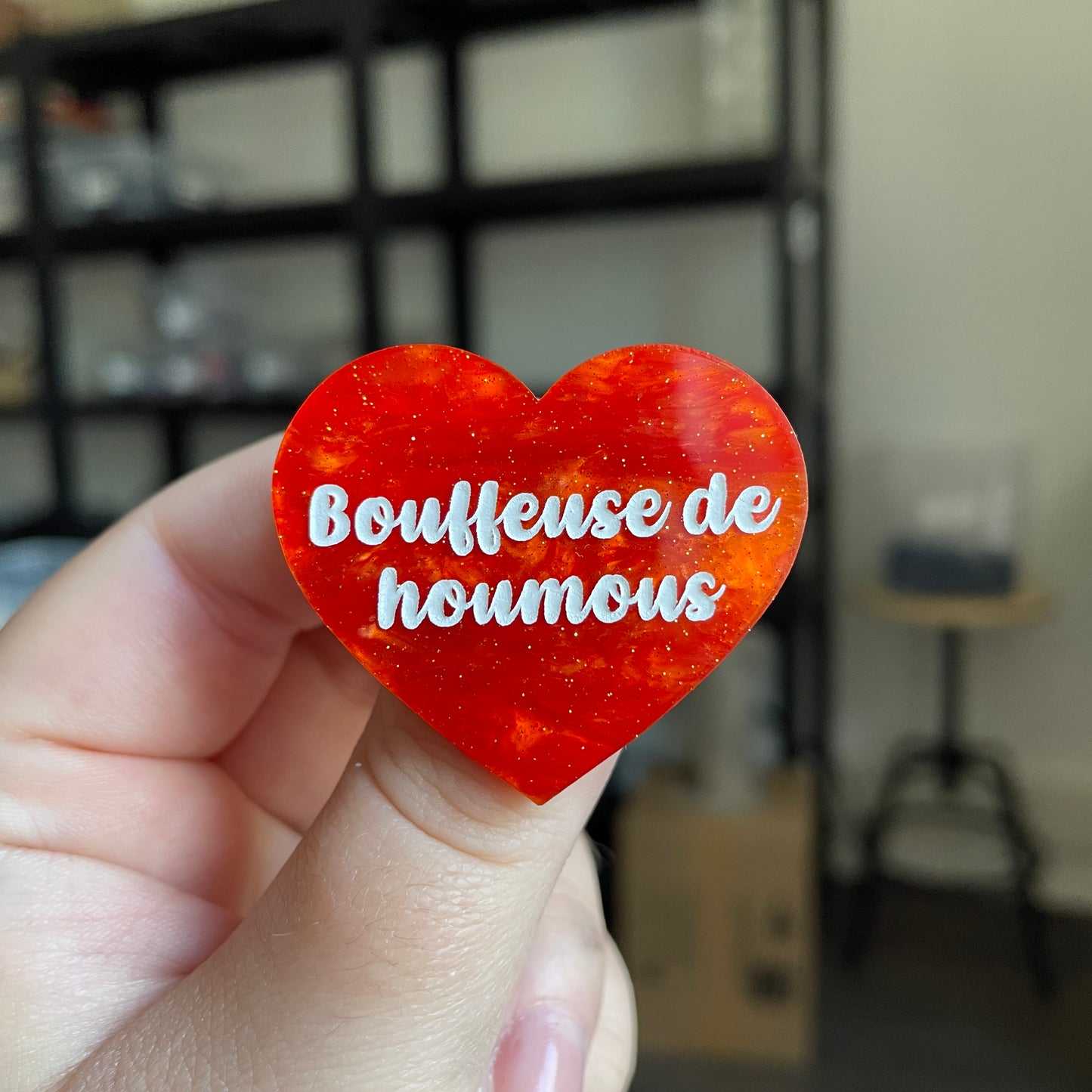 Broche "Bouffeuse de houmous" en acrylique marbrée orange à paillettes