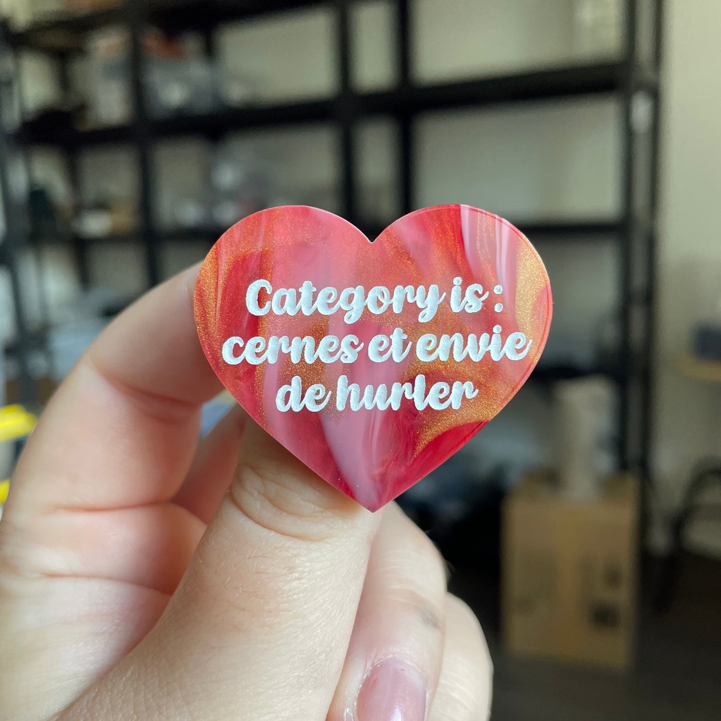 Broche "Category is : cernes et envie de hurler" en acrylique marbrée rouge, blanche et dorée
