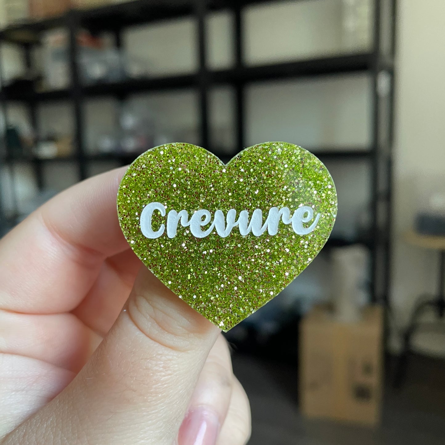 Broche "Crevure" en acrylique à paillettes vertes