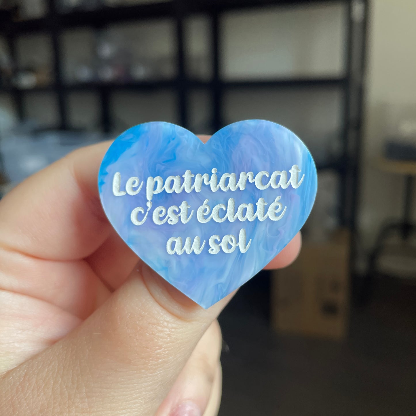 Broche "Le patriarcat c'est éclaté au sol" en acrylique marbrée bleue, blanche et violette