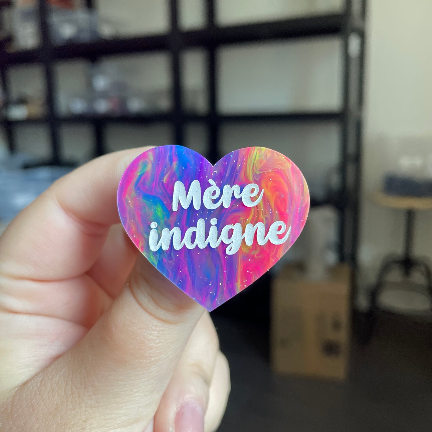 Broche "Mère indigne" en acrylique semi transparente marbrée multicolore