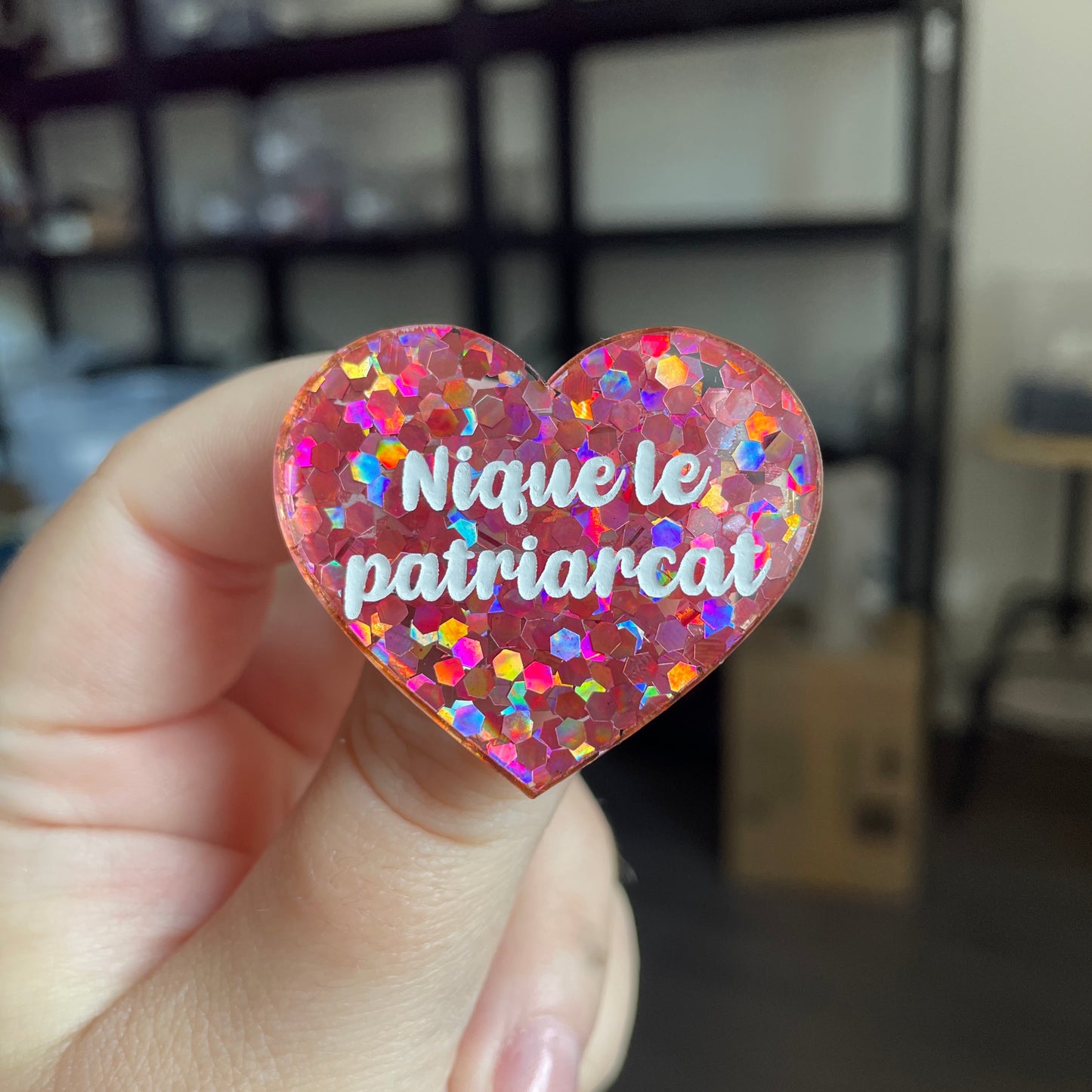 Broche "Nique le patriarcat" en acrylique semi transparente avec des confettis corail