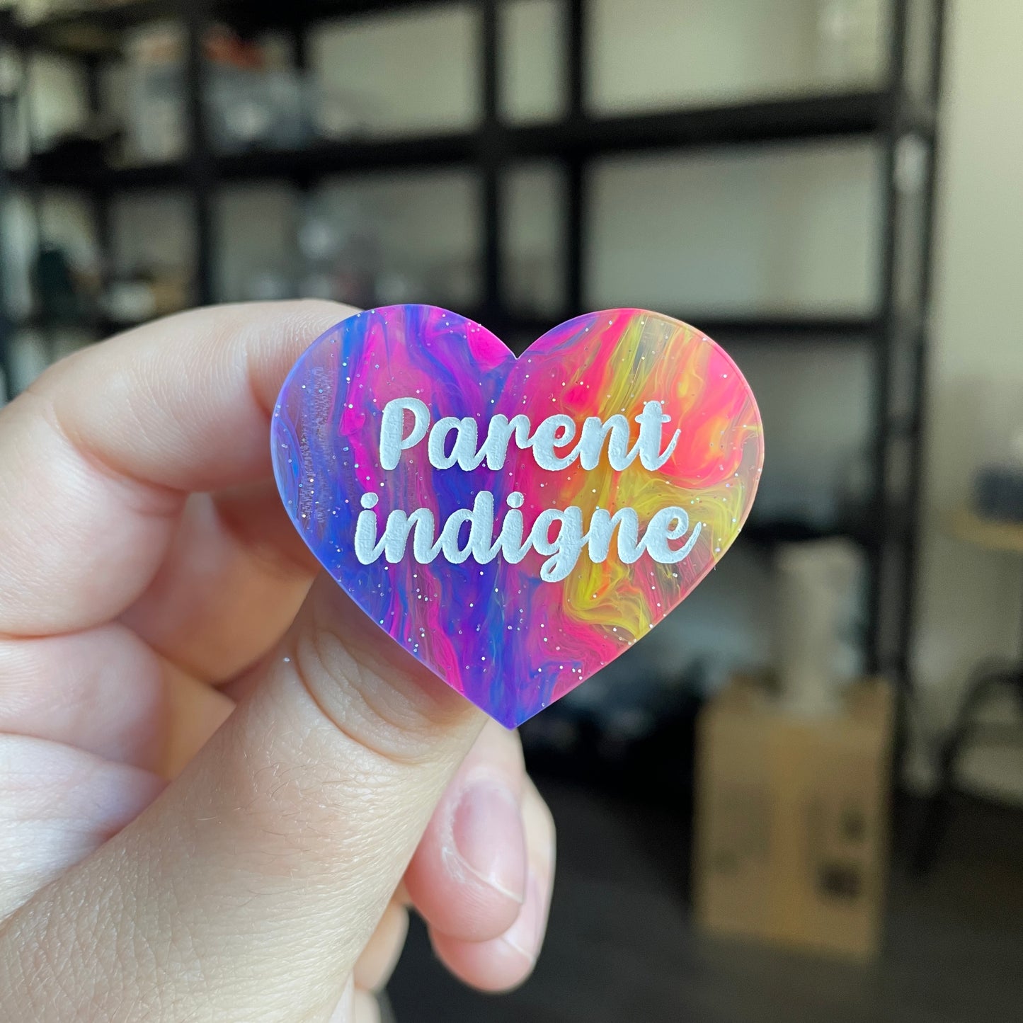 Broche "Parent indigne" en acrylique semi transparente marbrée multicolore