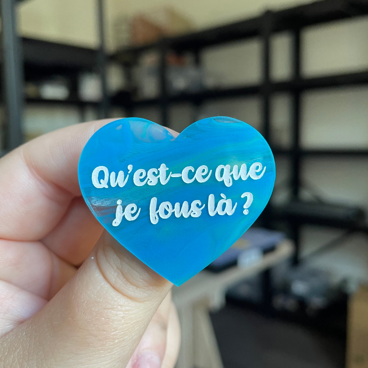 Broche "Qu'est-ce que je fous là ?" en acrylique japonaise semi transparente bleue et verte