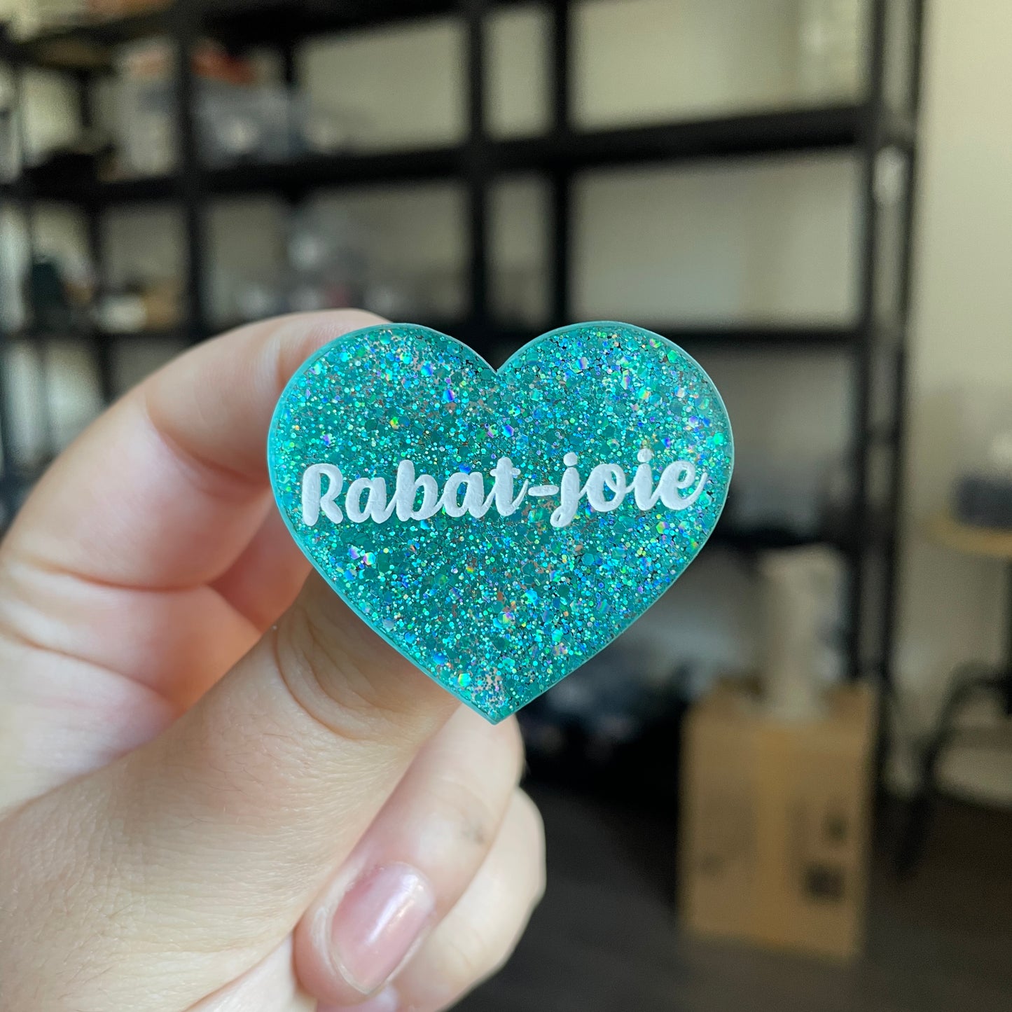 Broche "Rabat-joie" en acrylique à paillettes turquoise