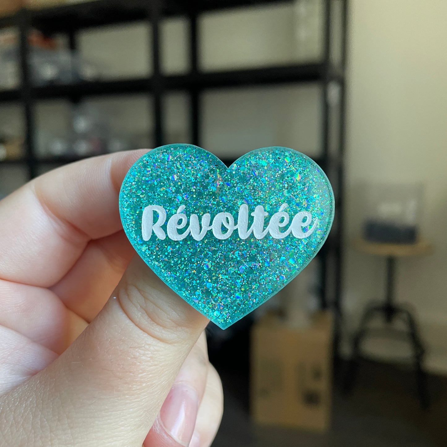 Broche "Révoltée" en acrylique à paillettes turquoise