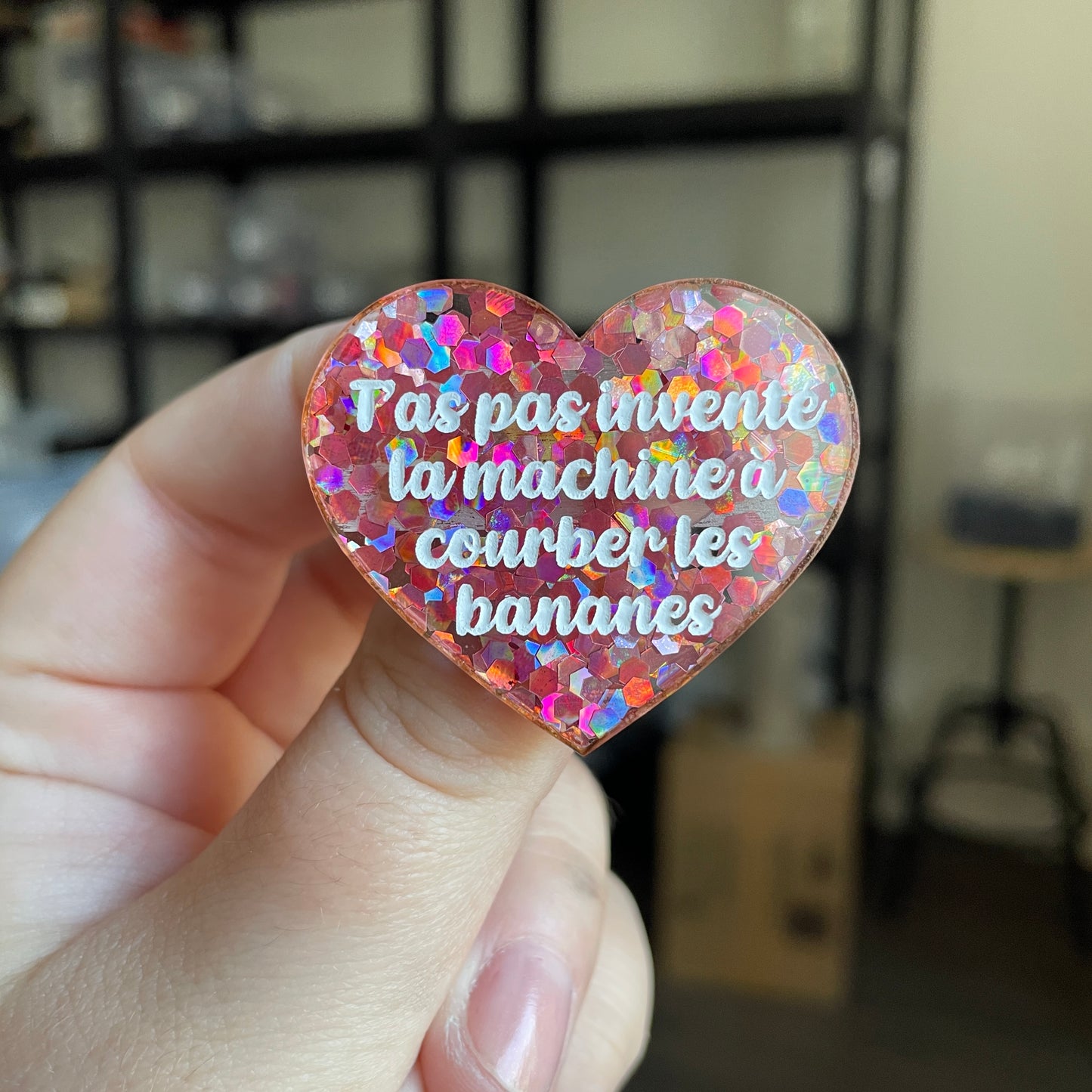 Broche "T'as pas inventé la machine à courber les bananes" en acrylique semi transparente avec des confettis corail